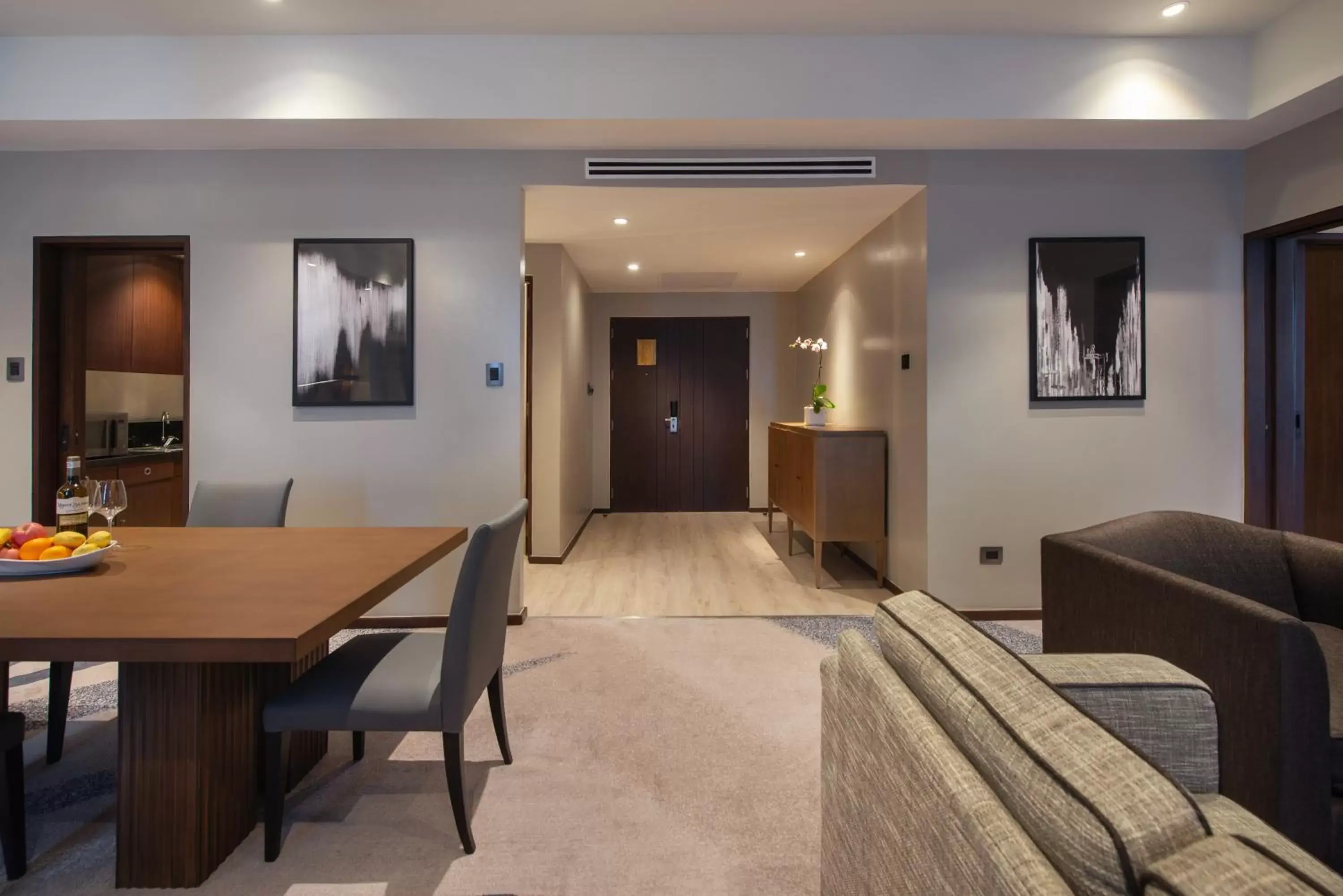 Bedroom, Seating Area in Crowne Plaza Manila Galleria, an IHG Hotel