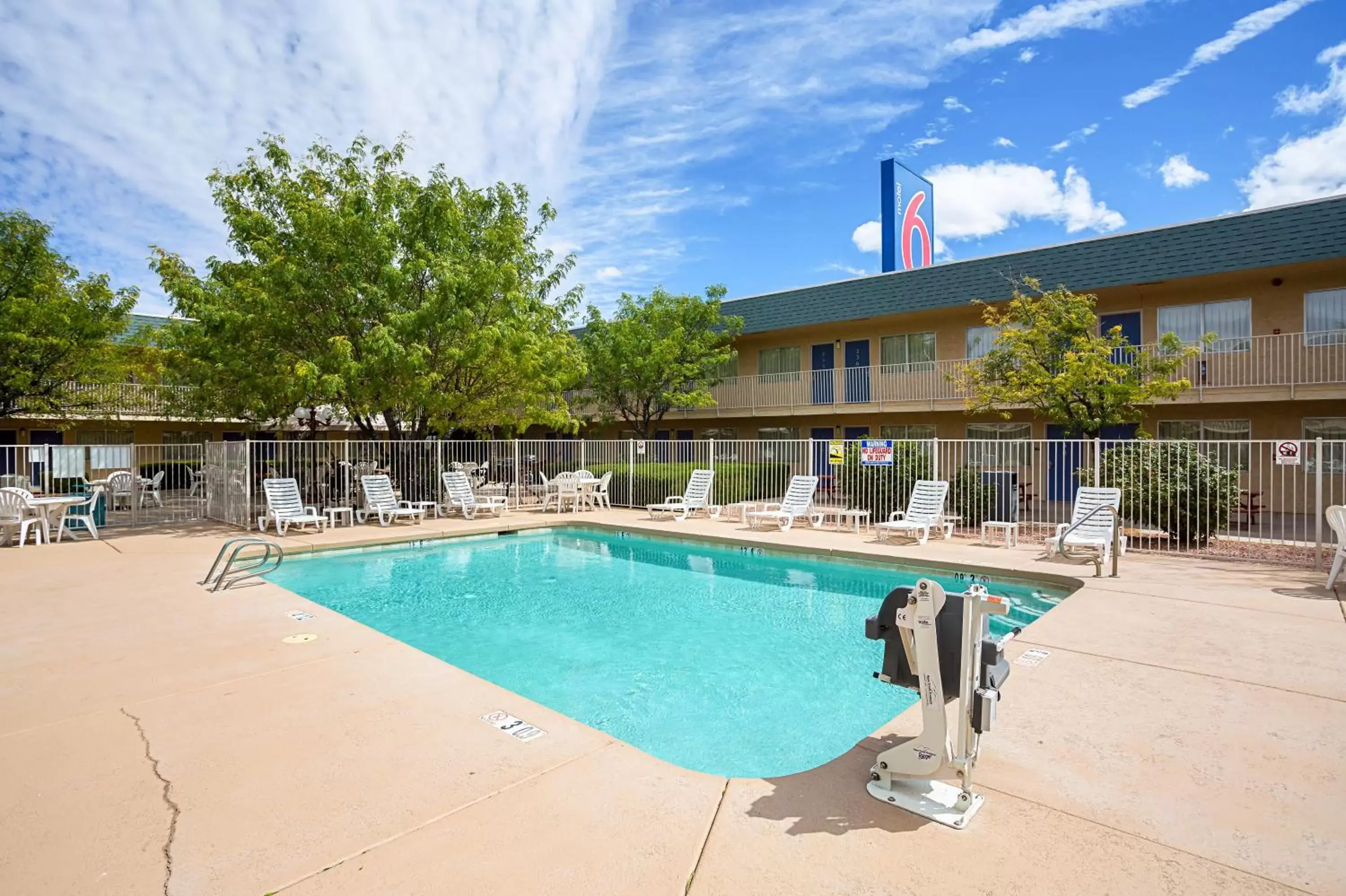 Swimming pool, Property Building in Motel 6-Holbrook, AZ