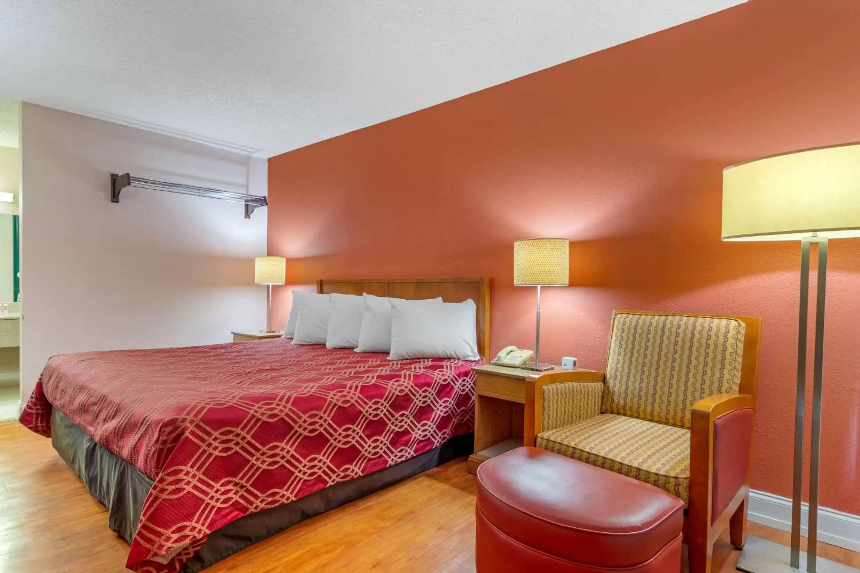 Photo of the whole room, Bed in Econo Lodge Decatur