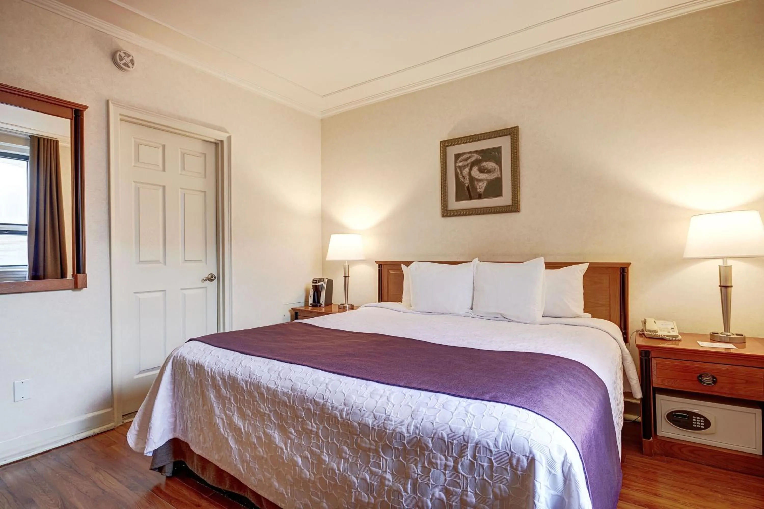 Bed in Hotel St-Denis