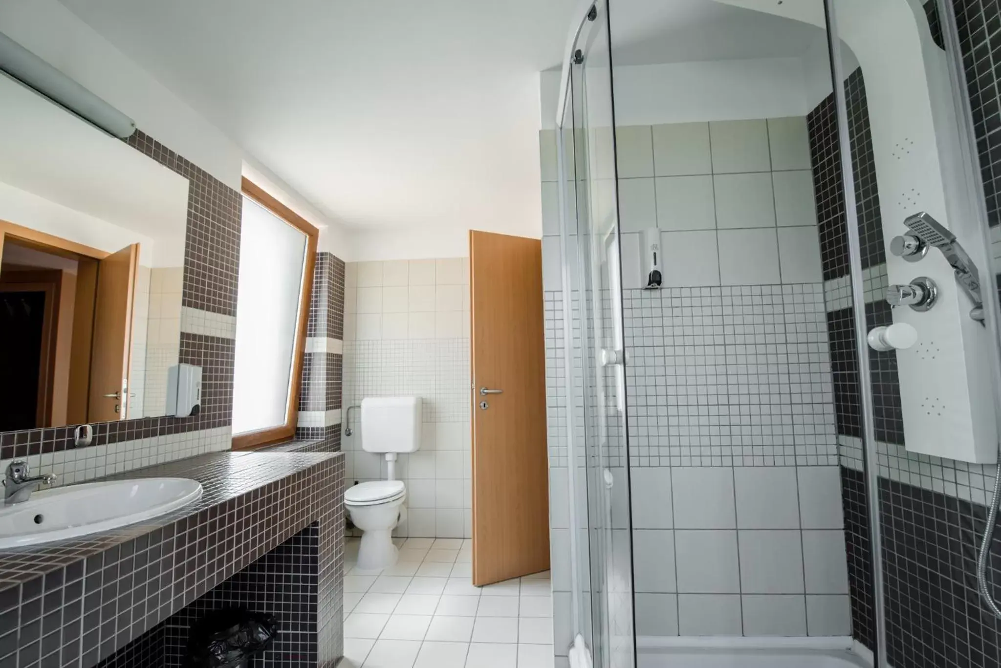 Bathroom in Hotel Oxford Inns&Suites