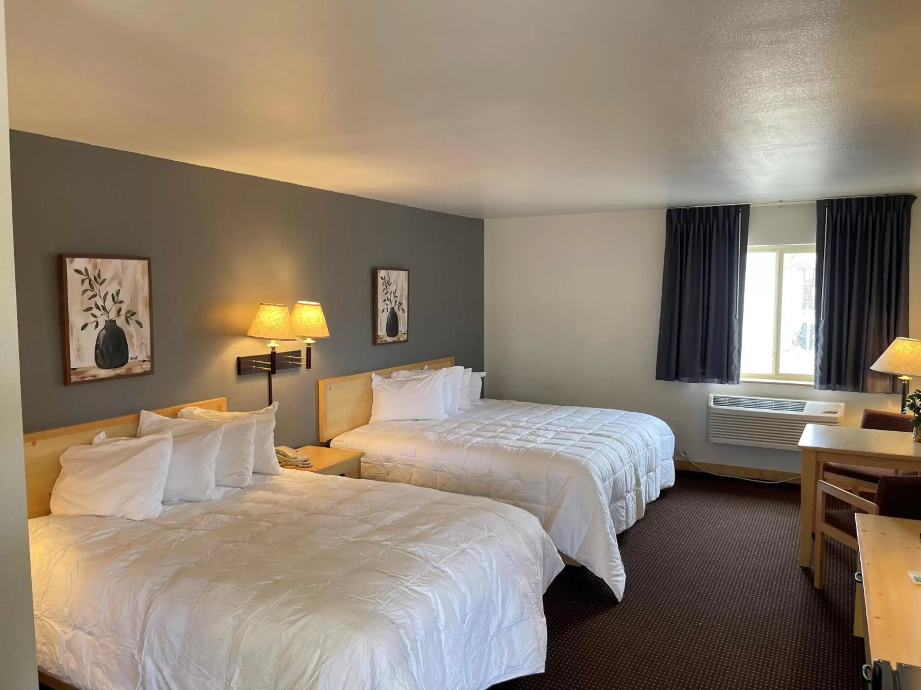 Seating area, Bed in Moose Creek Lodge & Suites