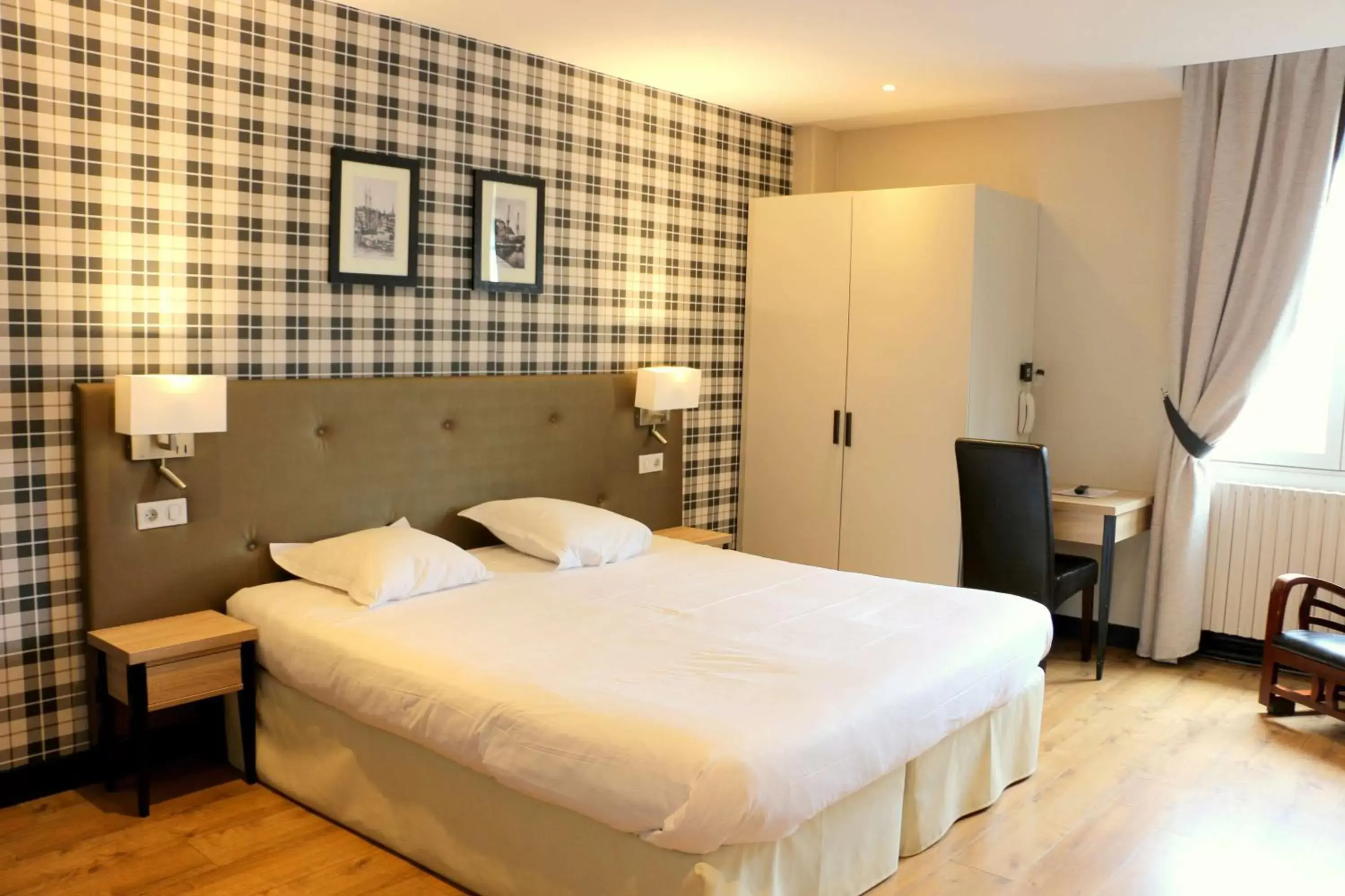 Photo of the whole room, Bed in Best Western Le Cheval Blanc -Centre- Vieux Port