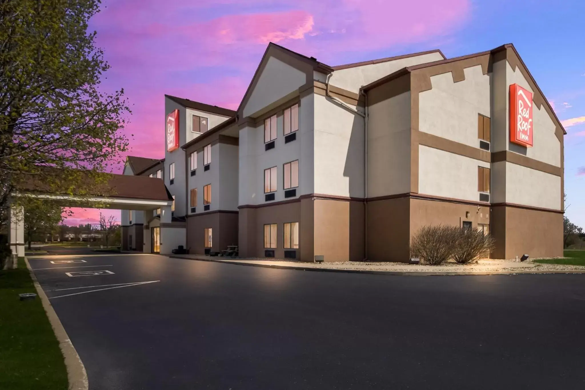 Property Building in Red Roof Inn South Bend - Mishawaka