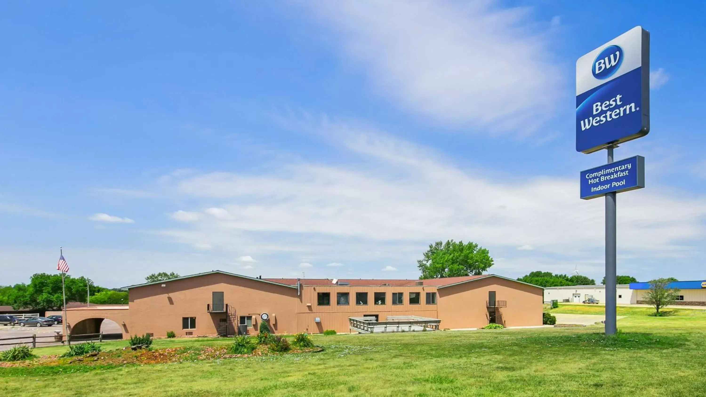 Property building in Best Western La Grande Hacienda Property building in Best Western La Grande Hacienda