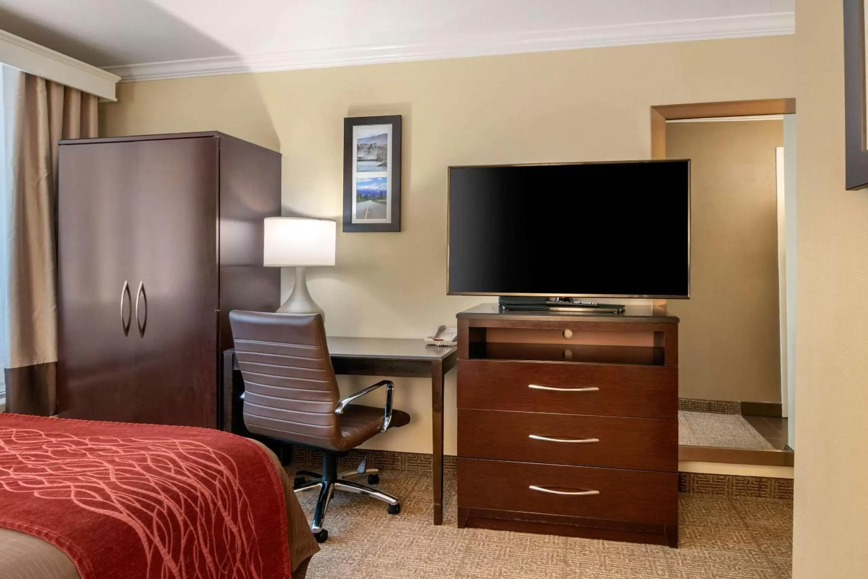 Photo of the whole room, TV/Entertainment Center in Comfort Inn Columbia Gorge