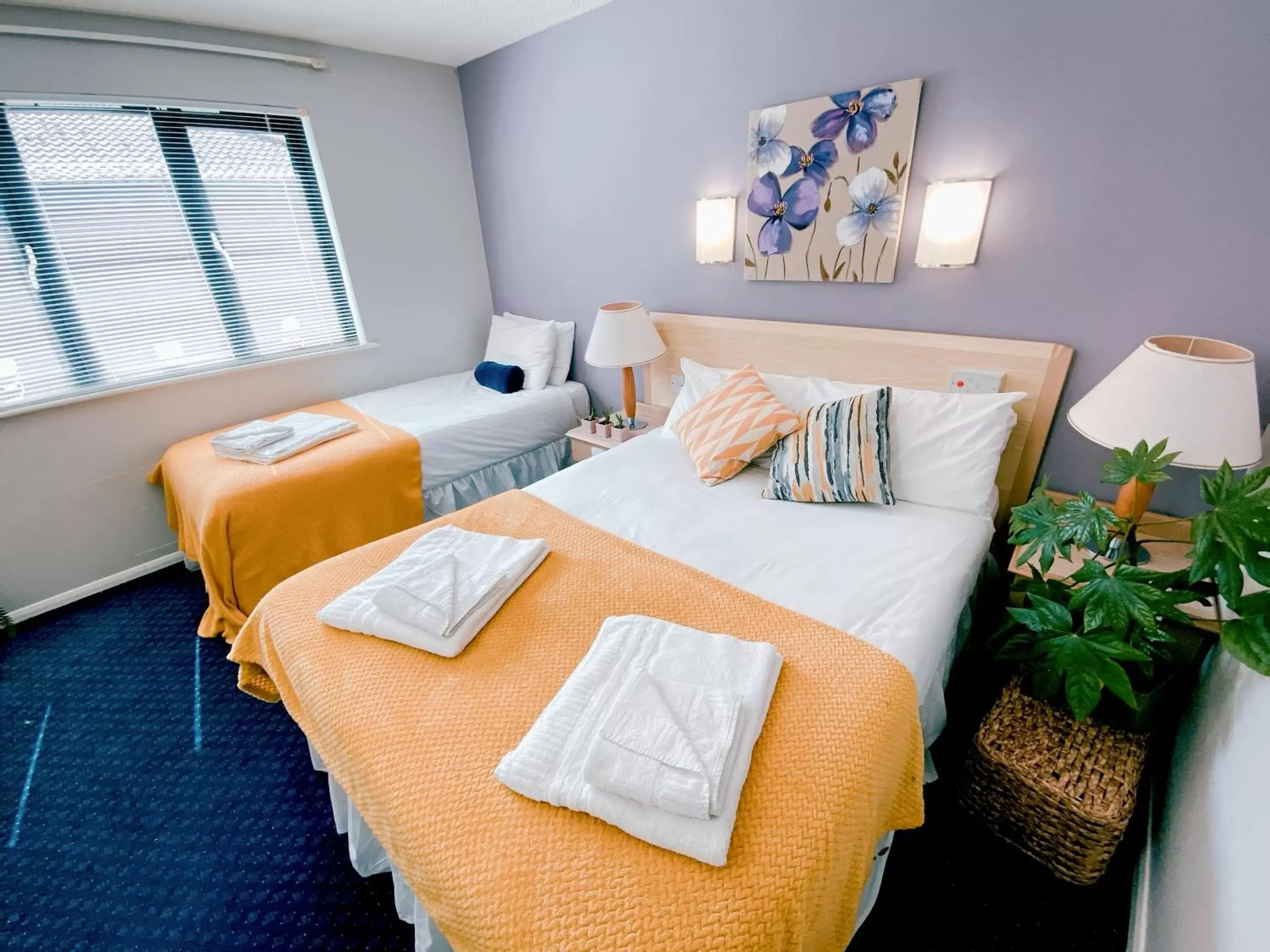 Bedroom, Bed in Redwings Lodge Dunstable