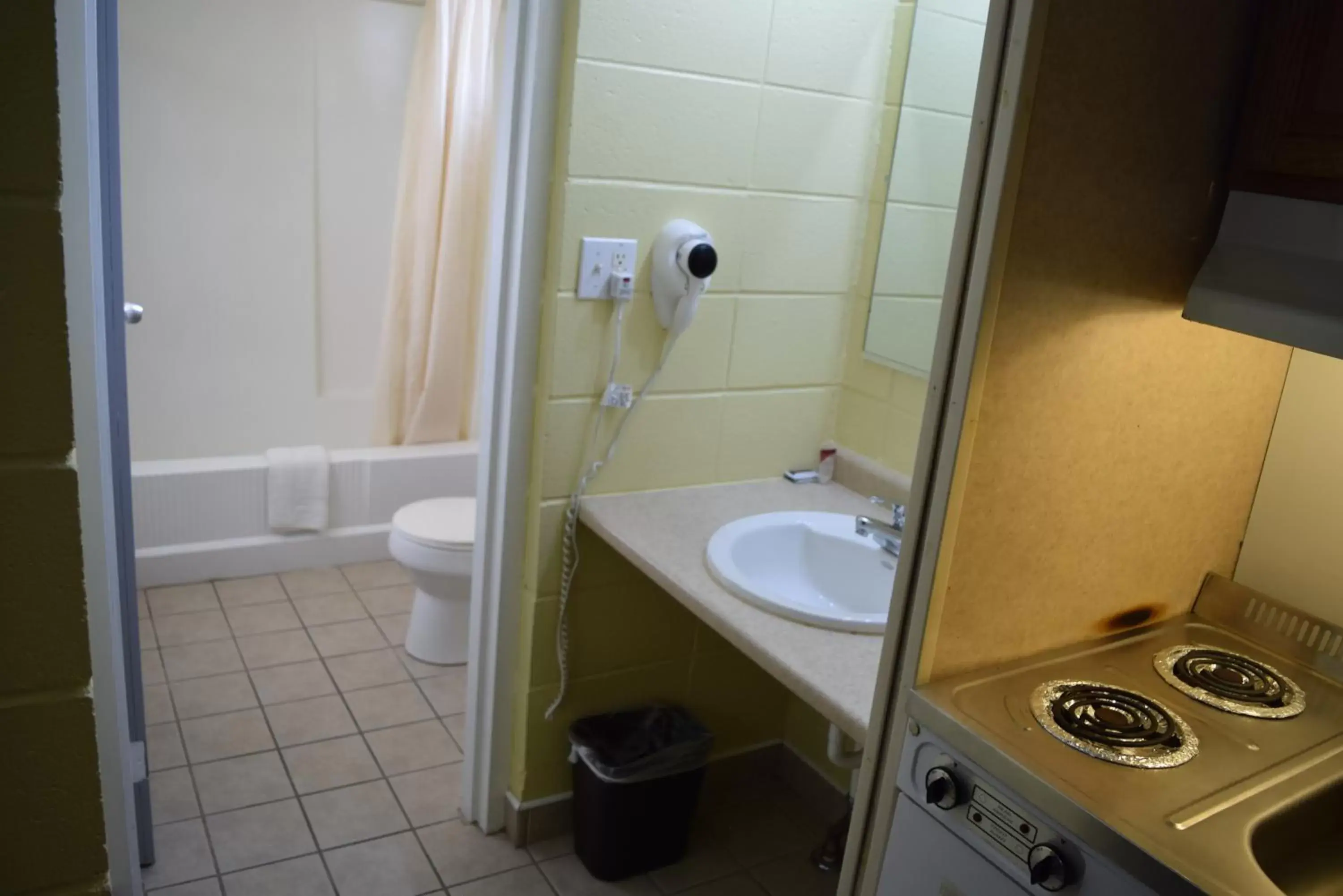 Bathroom in White Oaks Motel Pennsville/Carneys Point