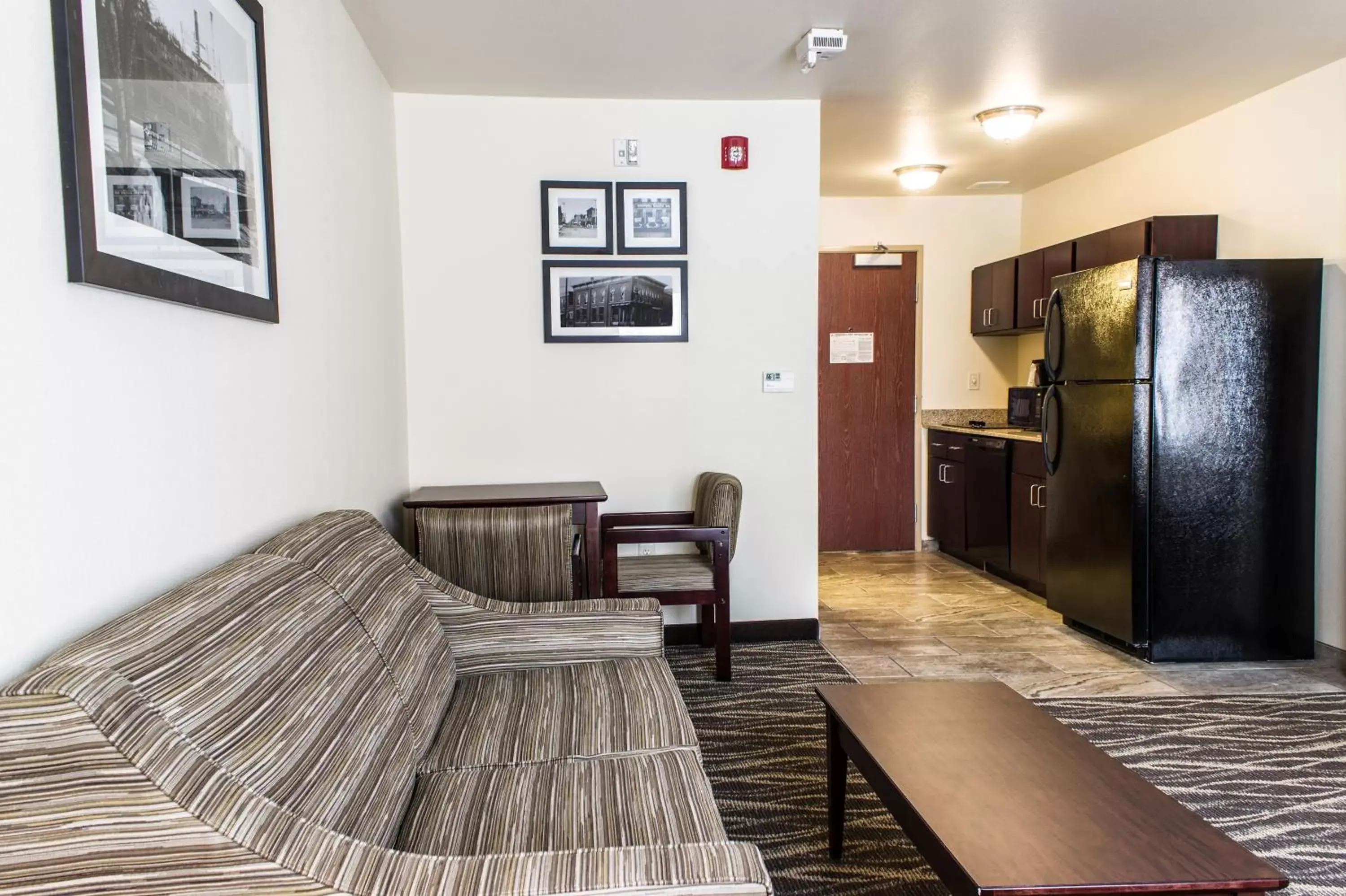 Living room, Lounge/Bar in Cobblestone Hotel & Suites - Chippewa Falls
