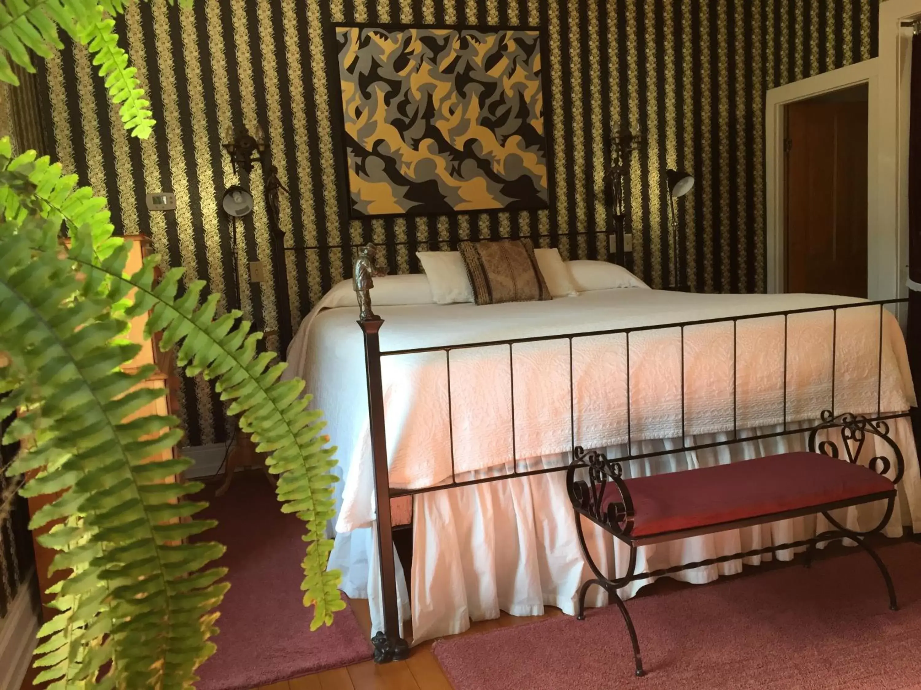 Bed in Abe's Spring Street Guest House