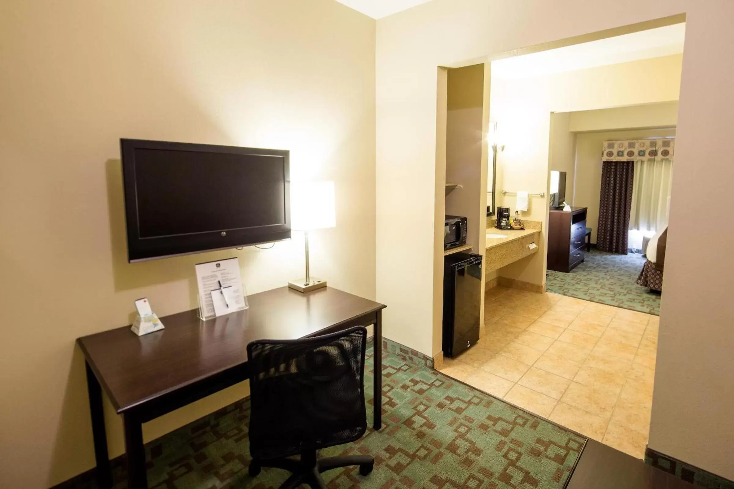 Photo of the whole room, TV/Entertainment Center in Best Western Plus Eastgate Inn & Suites