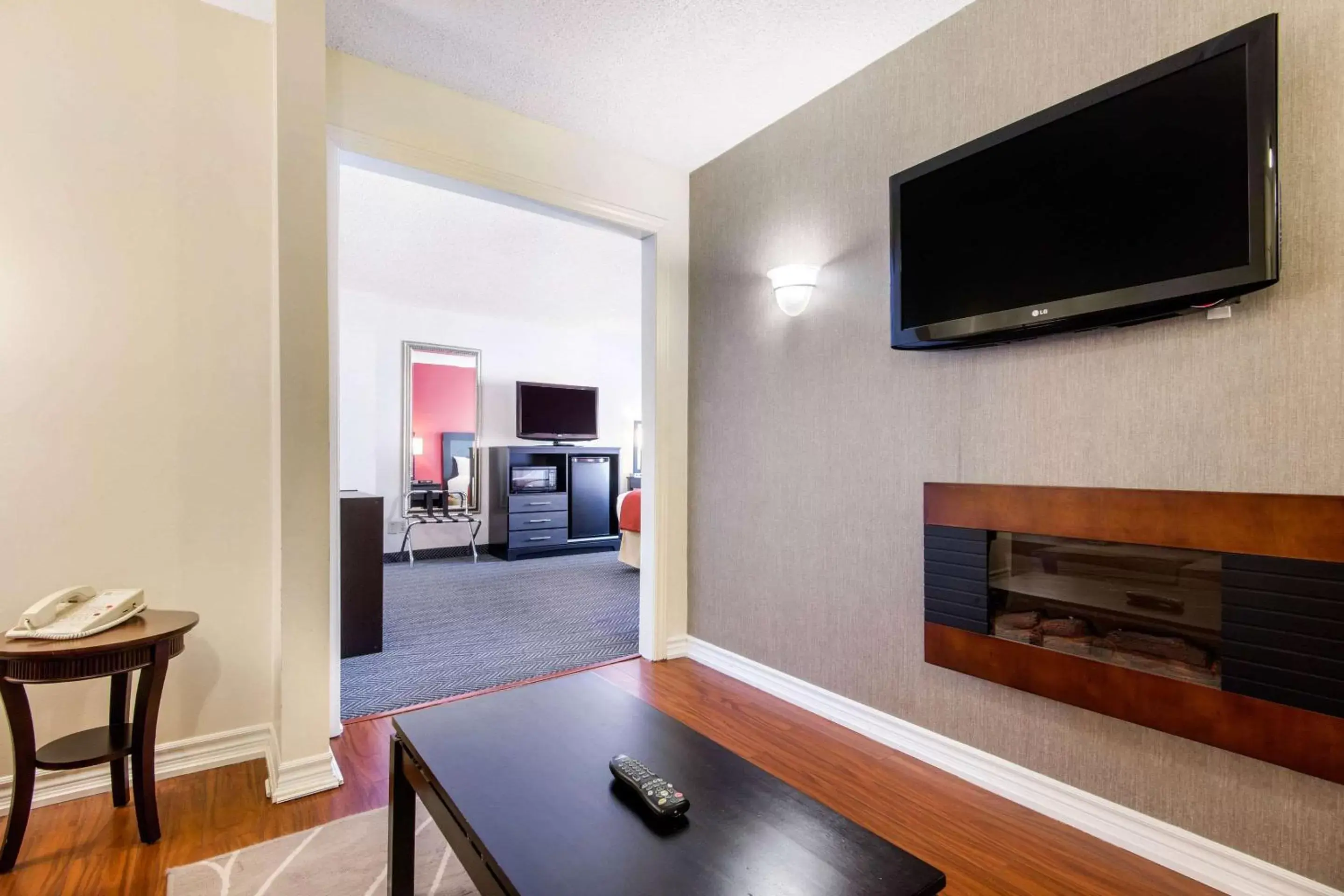 Bedroom, TV/Entertainment Center in Quality Inn & Suites Toronto West 401-Dixie