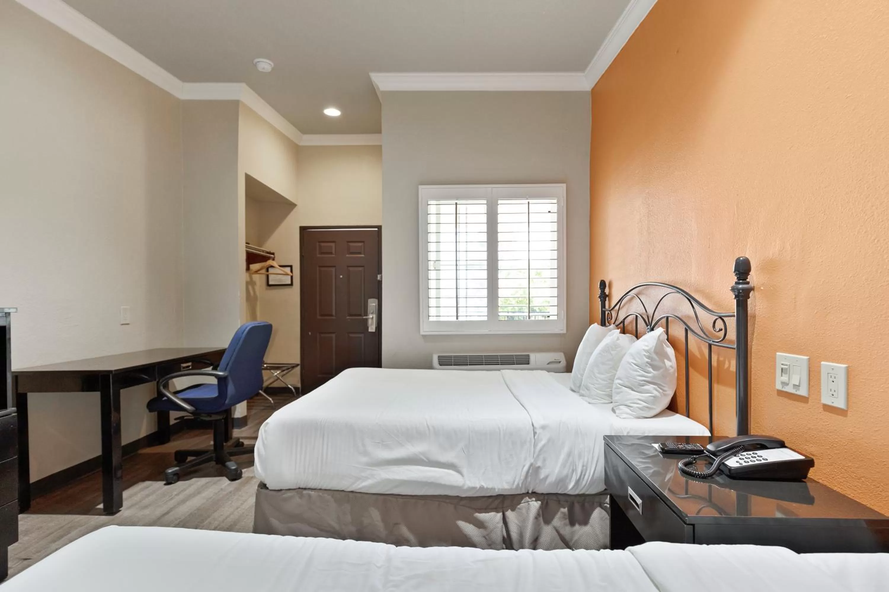 Bed in Le Blanc Inn & Suites