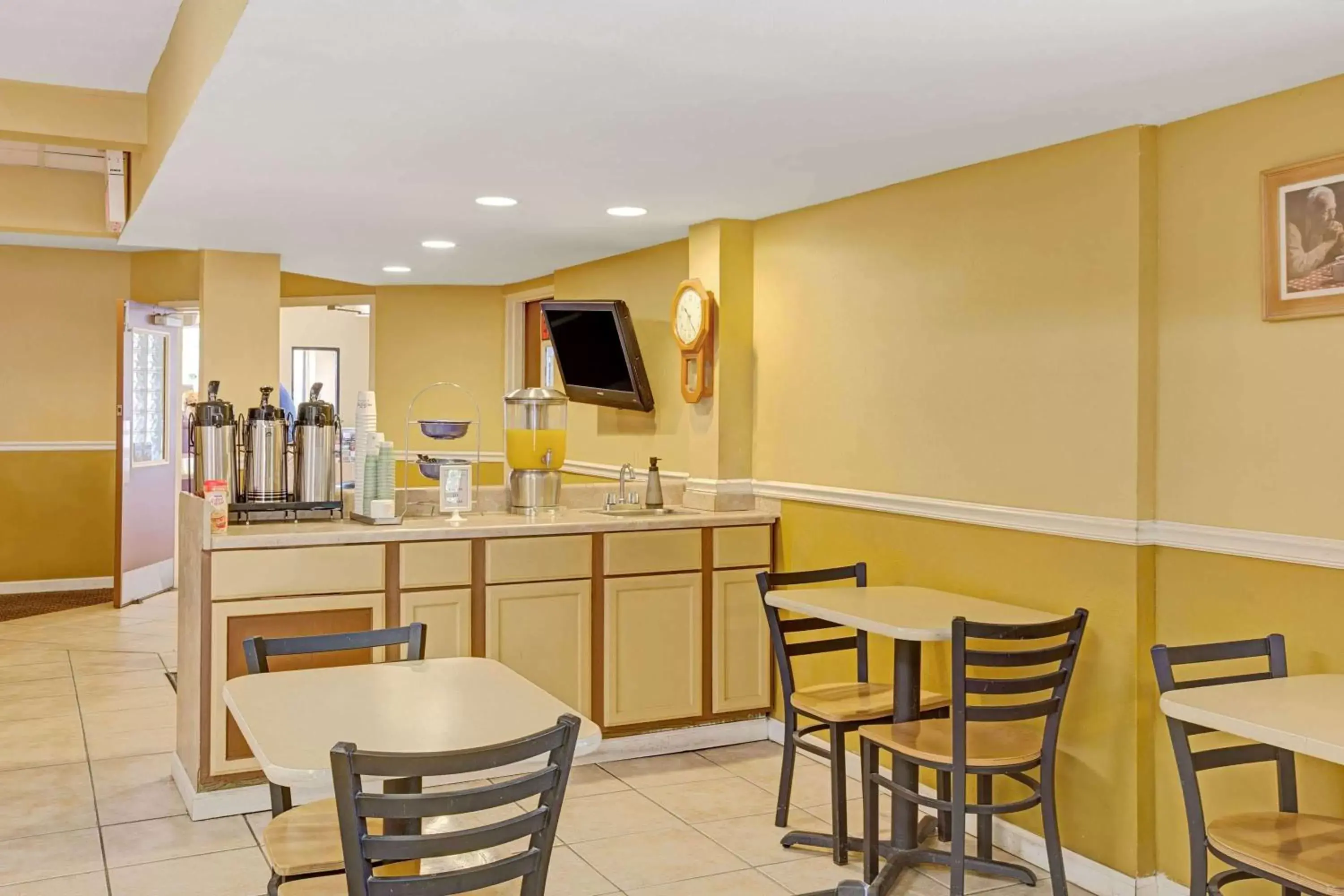 Restaurant/Places to Eat in Microtel Inn by Wyndham Lake Norman