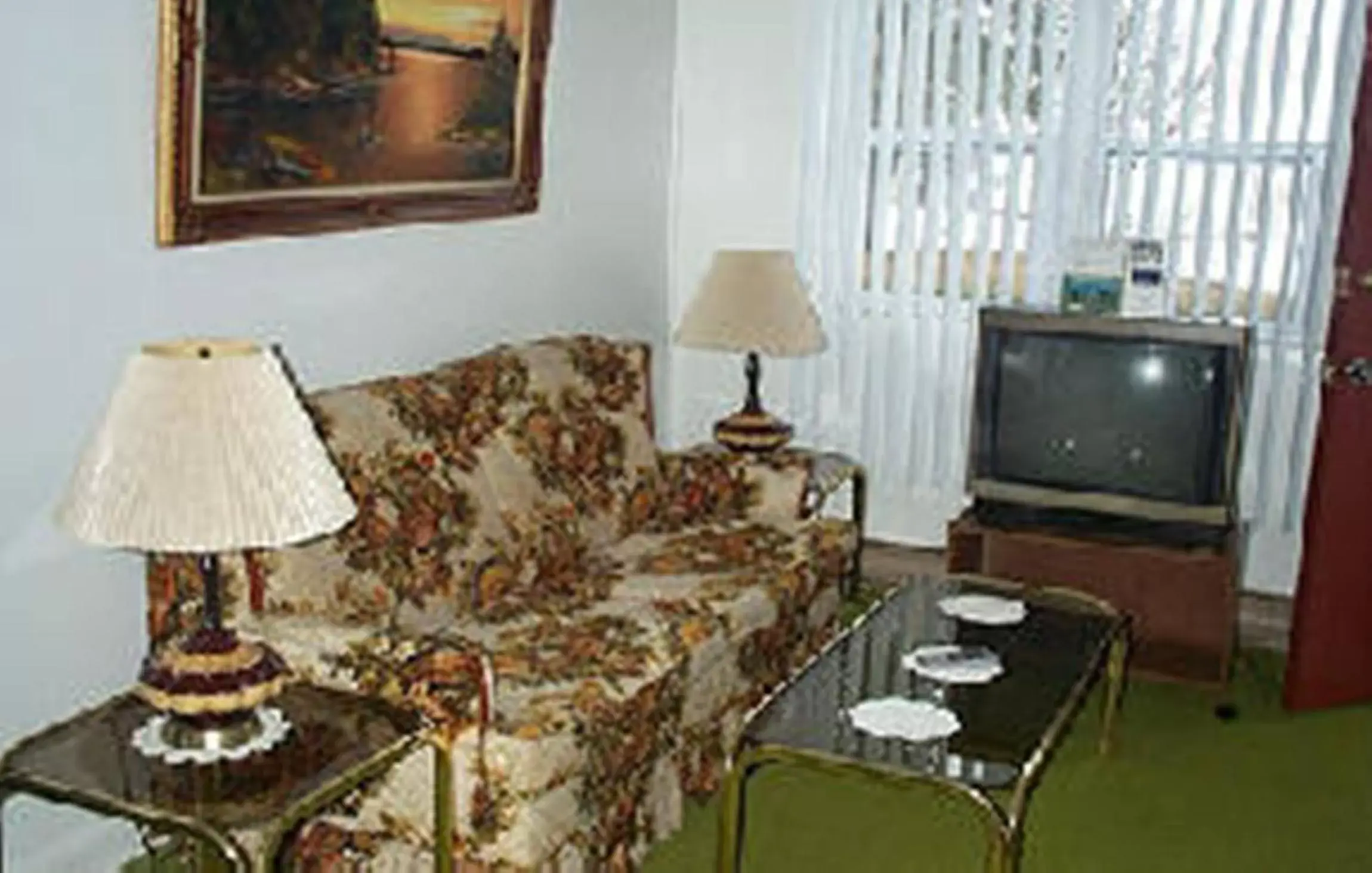 Living room, Seating Area in Johnstown Motel
