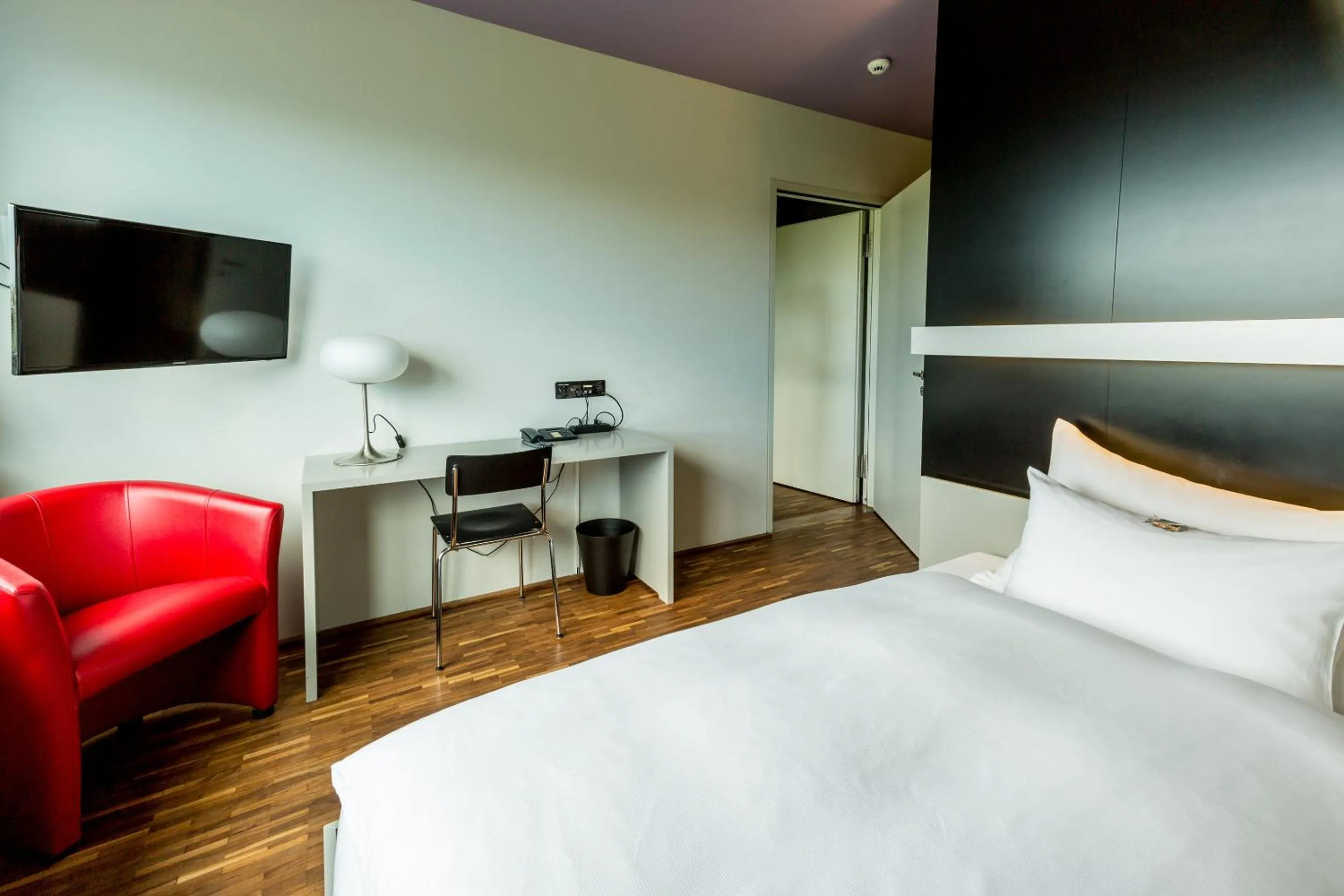 Photo of the whole room, Bed in Dasbreitehotel am Rhein