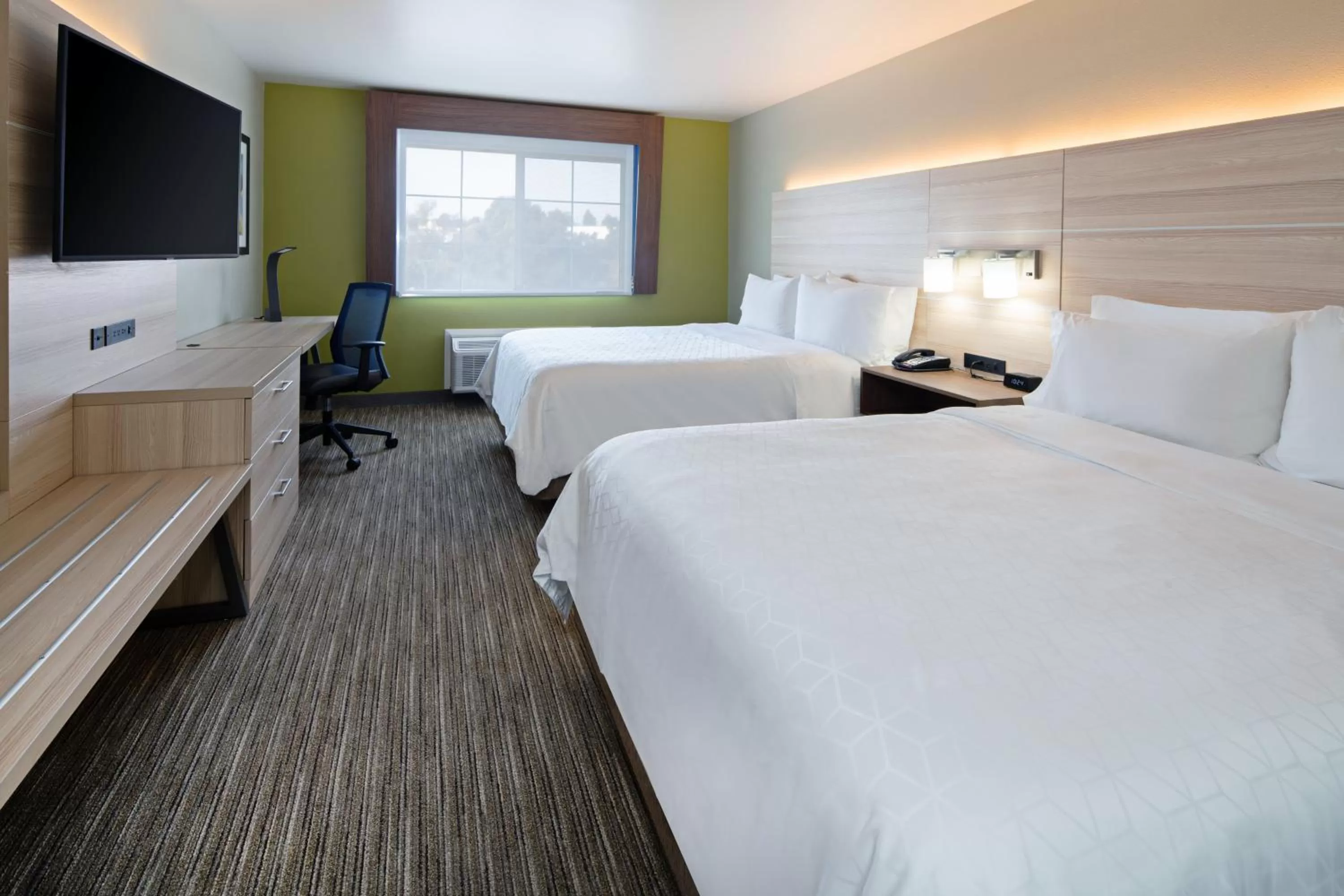 Photo of the whole room, Bed in Holiday Inn Express & Suites Watsonville by IHG