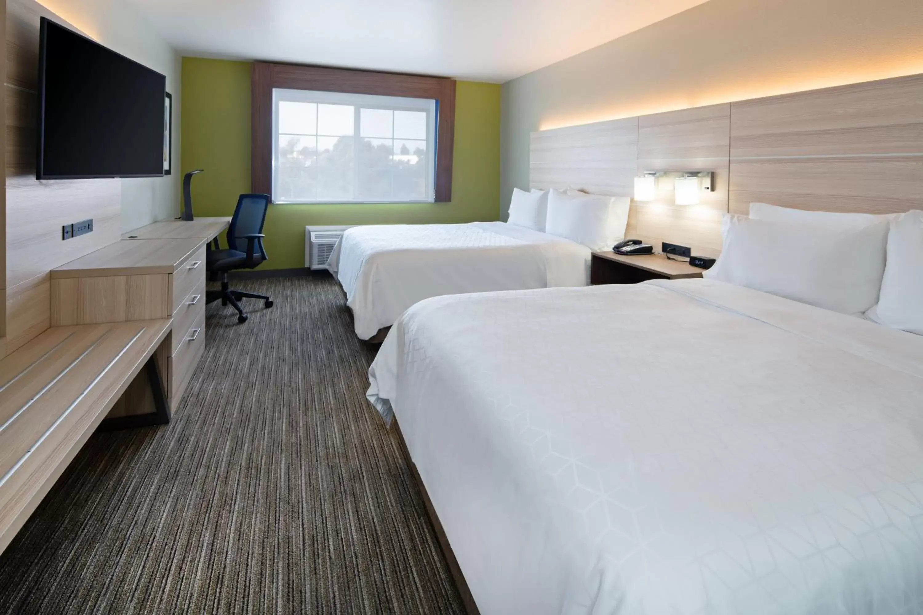 Photo of the whole room, Bed in Holiday Inn Express Hotel & Suites Watsonville, an IHG Hotel