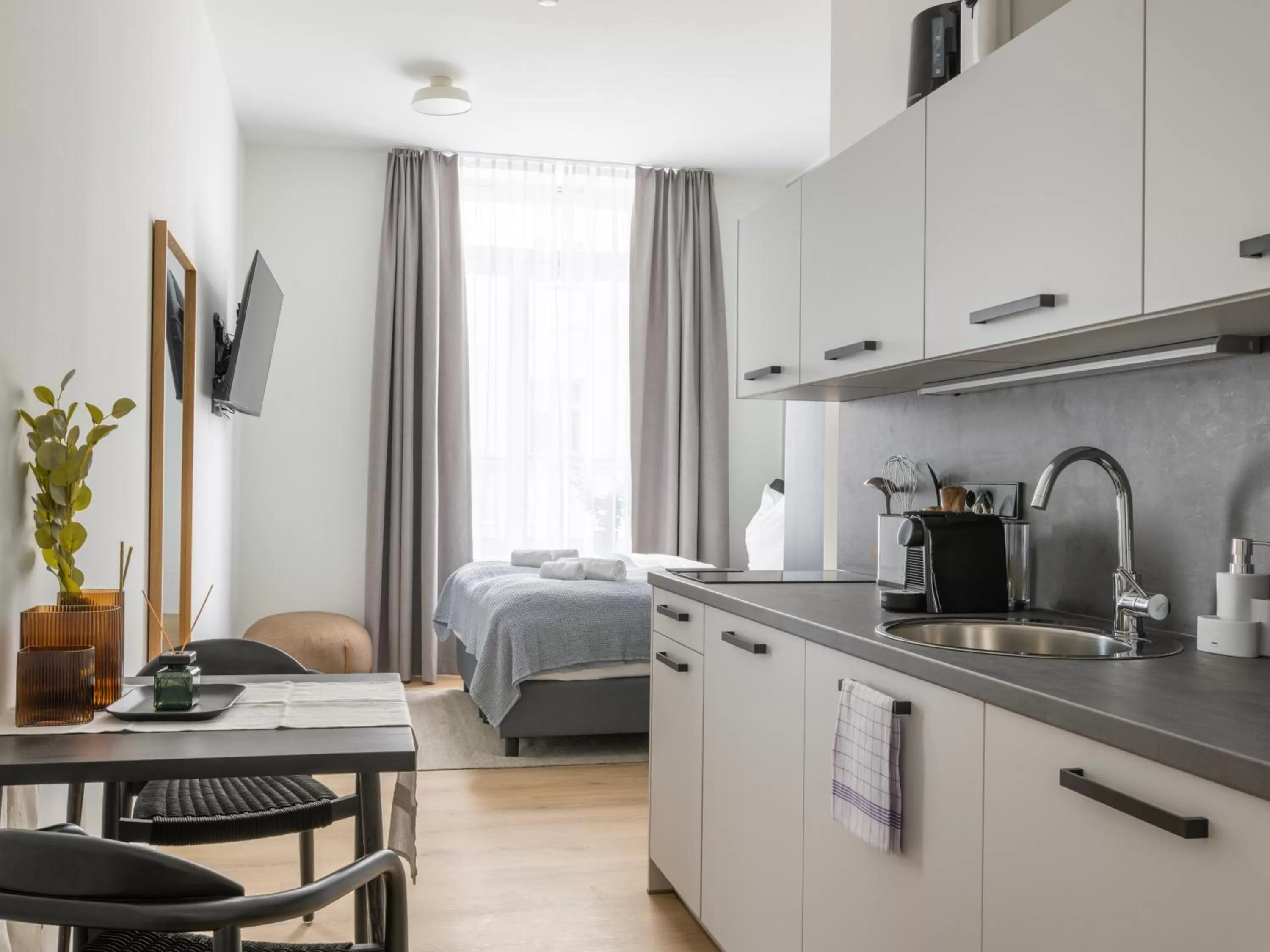 Coffee/tea facilities, Bed in Limehome Rosenheim Gillitzerstraße