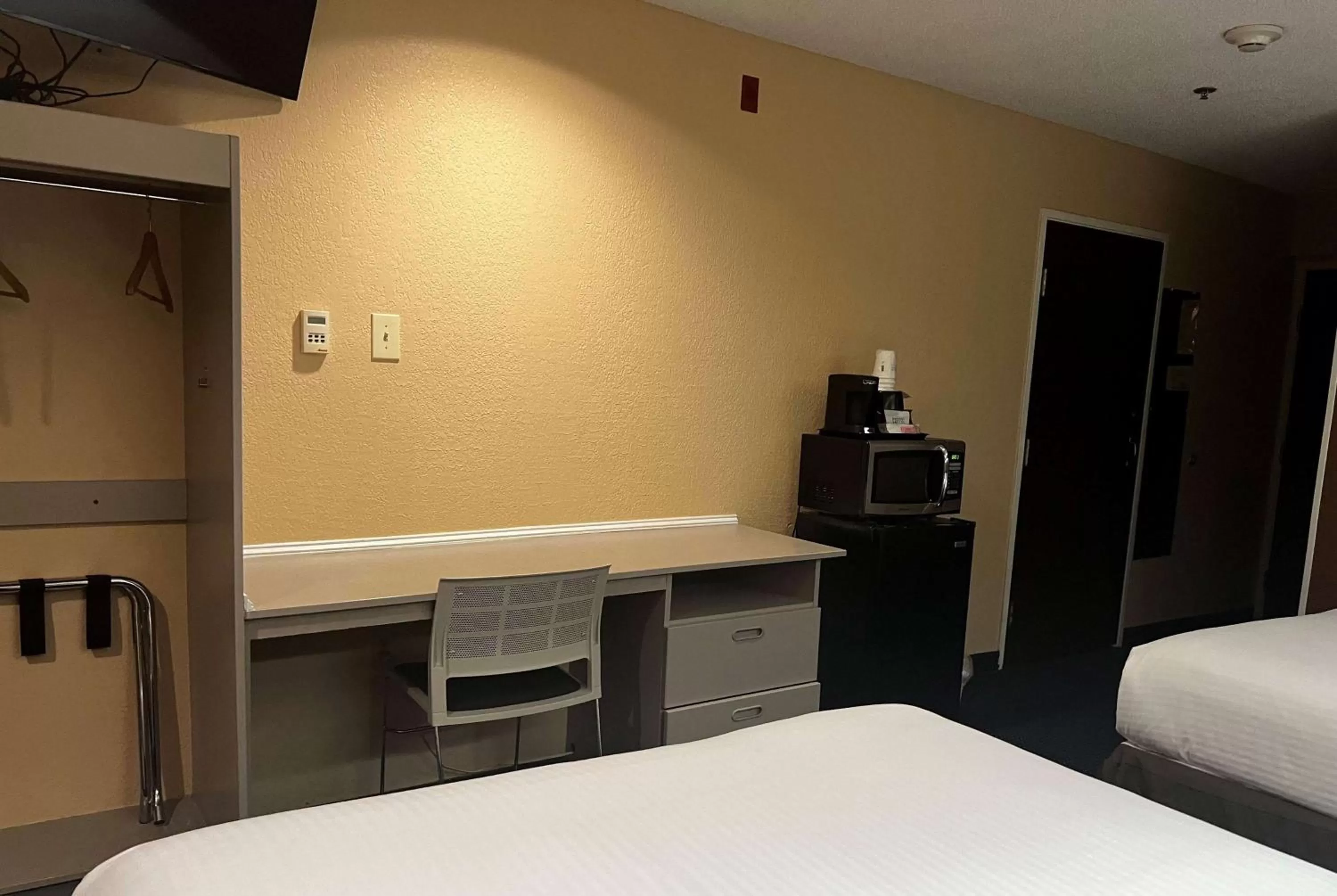 Photo of the whole room, Bed in Microtel Inn & Suites by Wyndham Houston/Webster/Nasa/Clearlake