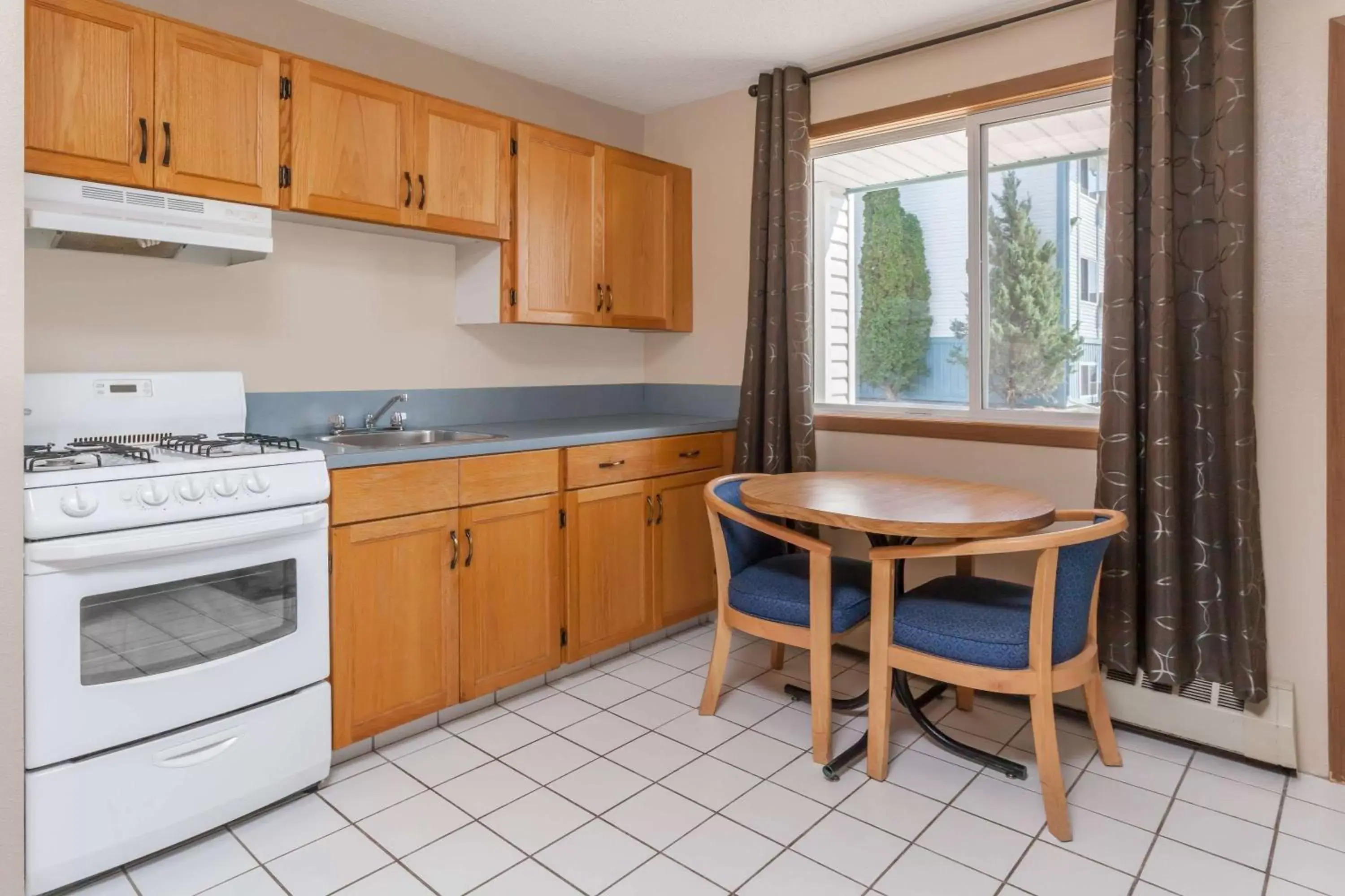 Photo of the whole room, Kitchen/Kitchenette in Super 8 by Wyndham Medicine Hat AB