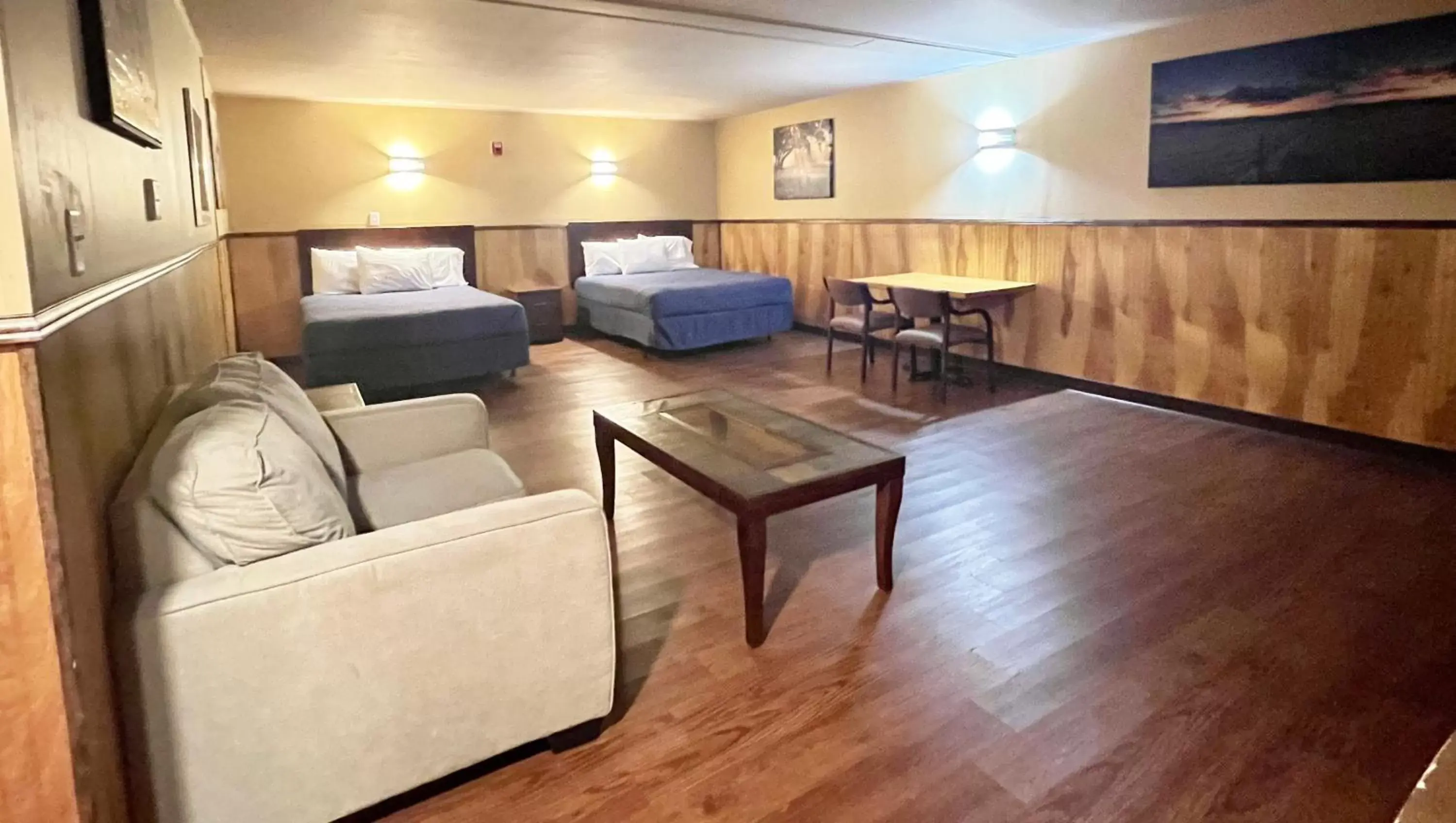 Deluxe Quadruple Room in Magnuson Grand Harrisburg Deluxe Quadruple Room in Magnuson Grand Harrisburg