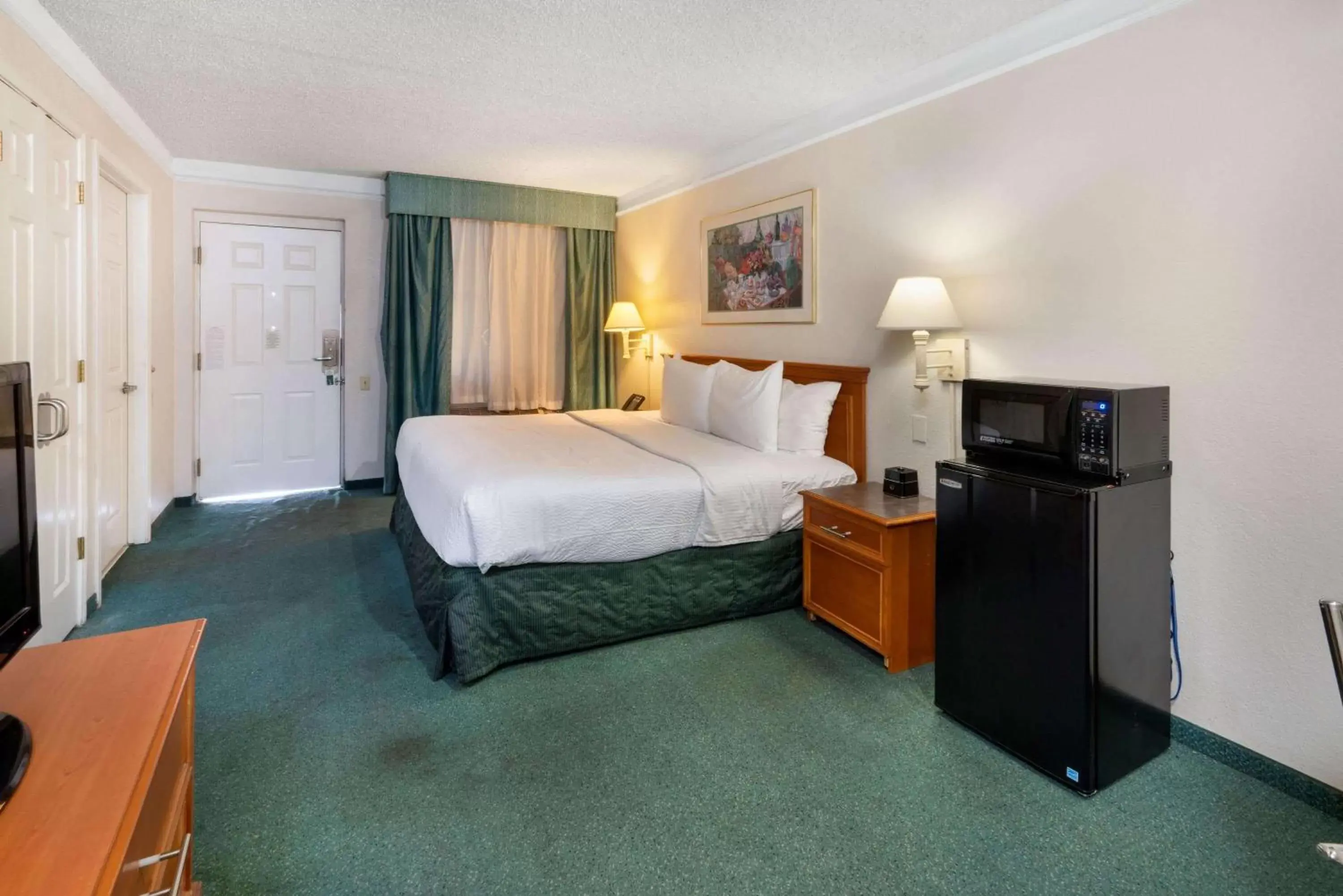 Photo of the whole room, Bed in La Quinta Inn by Wyndham Phoenix Thomas Road