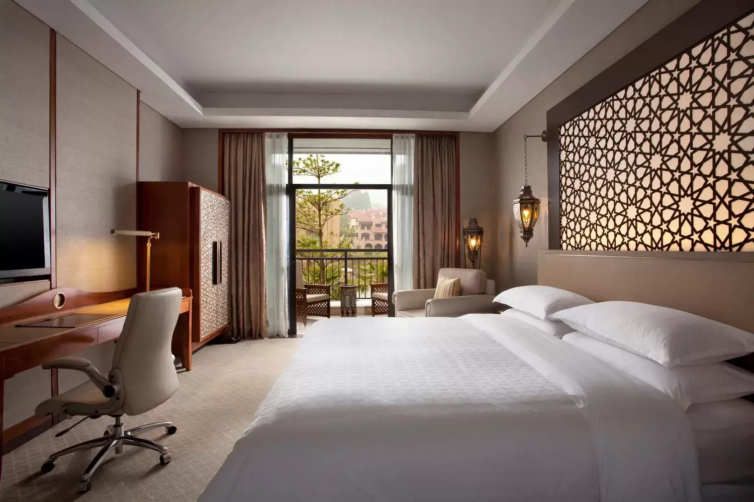 Photo of the whole room, Bed in Sheraton Qingyuan Lion Lake Resort