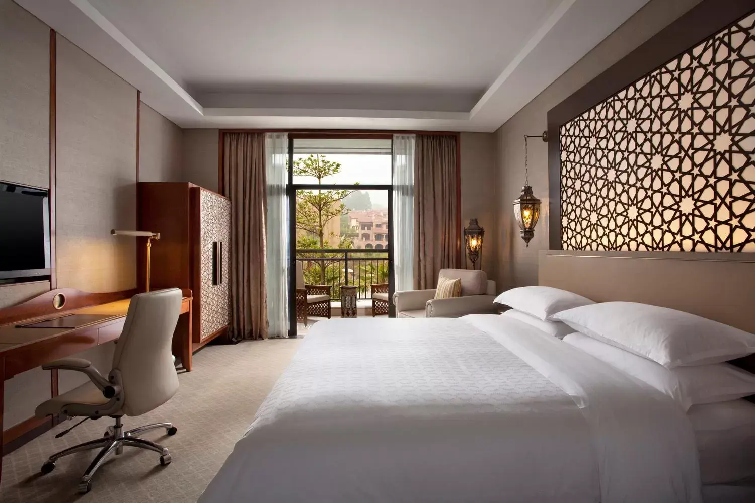 Premier Garden, Guest room, 1 King, Garden view, Balcony in Sheraton Qingyuan Lion Lake Resort Premier Garden, Guest room, 1 King, Garden view, Balcony in Sheraton Qingyuan Lion Lake Resort