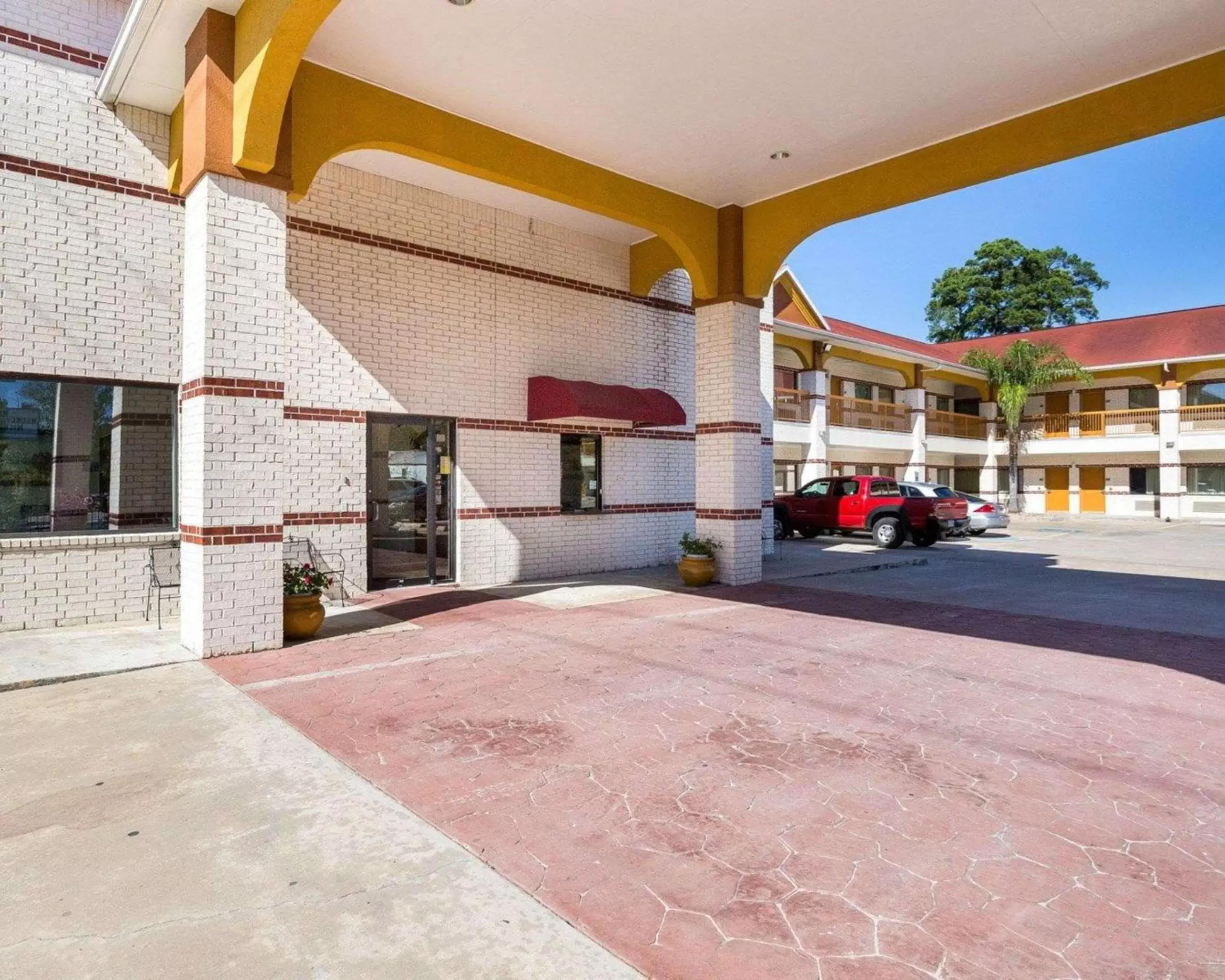 Property building in Rodeway Inn & Suites Humble