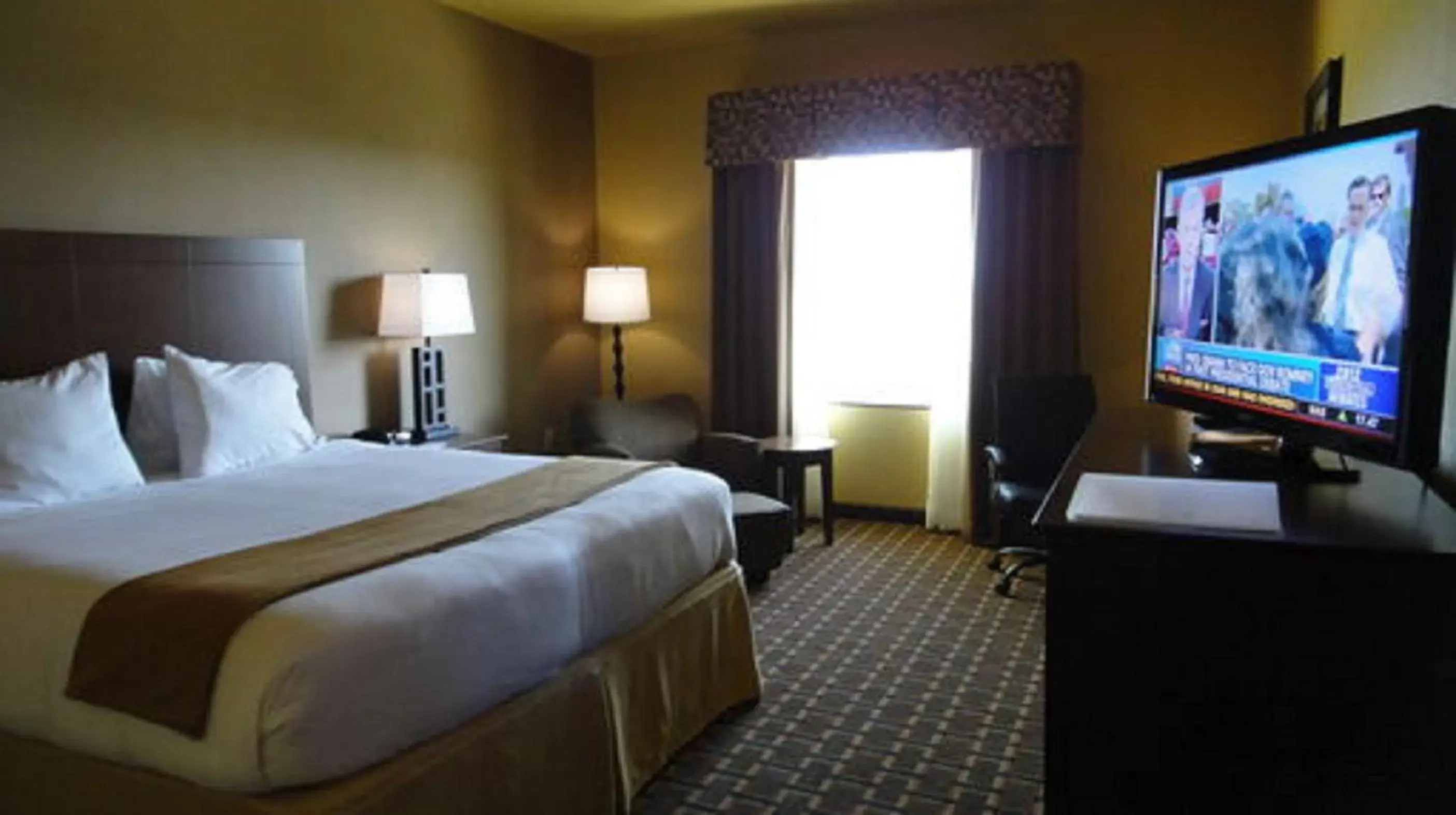 Bed, TV/Entertainment Center in Holiday Inn Express & Suites George West, an IHG Hotel