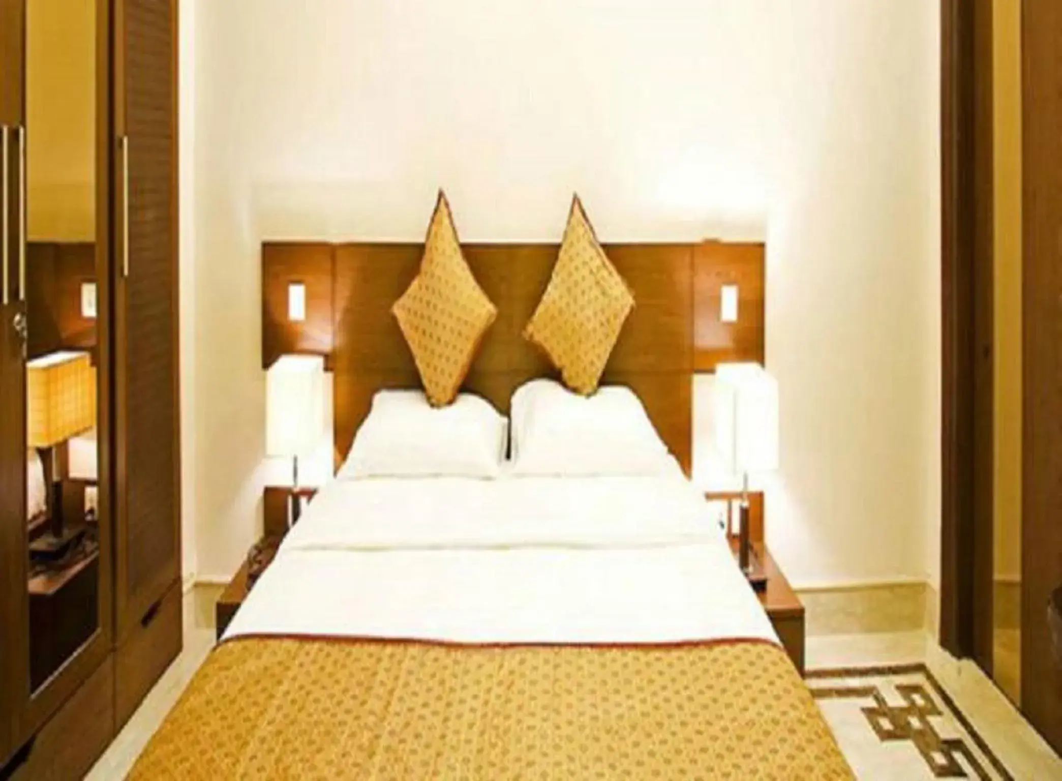 Bedroom, Bed in Evergreen Suites Defence Colony