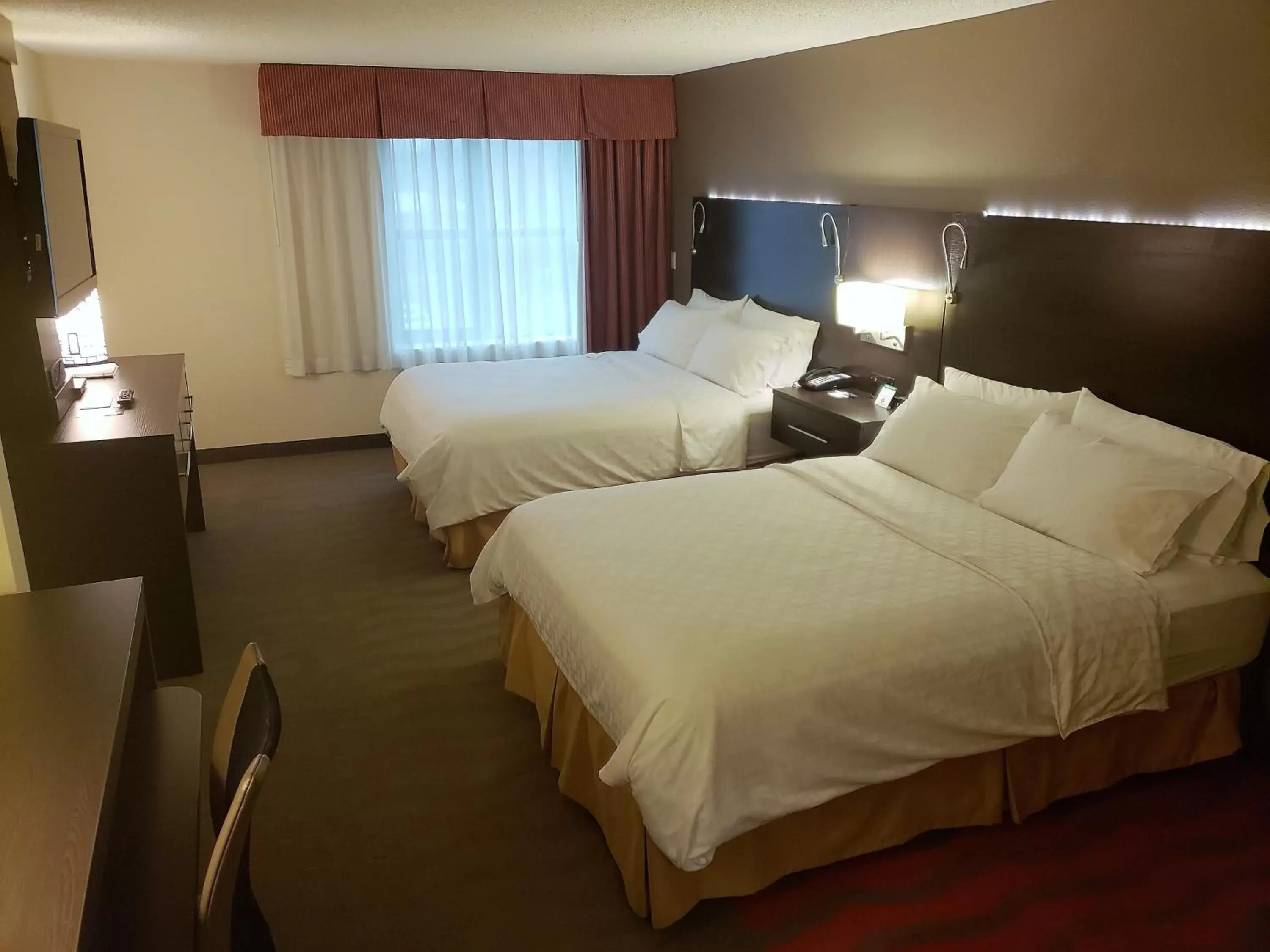 Photo of the whole room, Bed in Holiday Inn Express Portland West/Hillsboro, an IHG Hotel