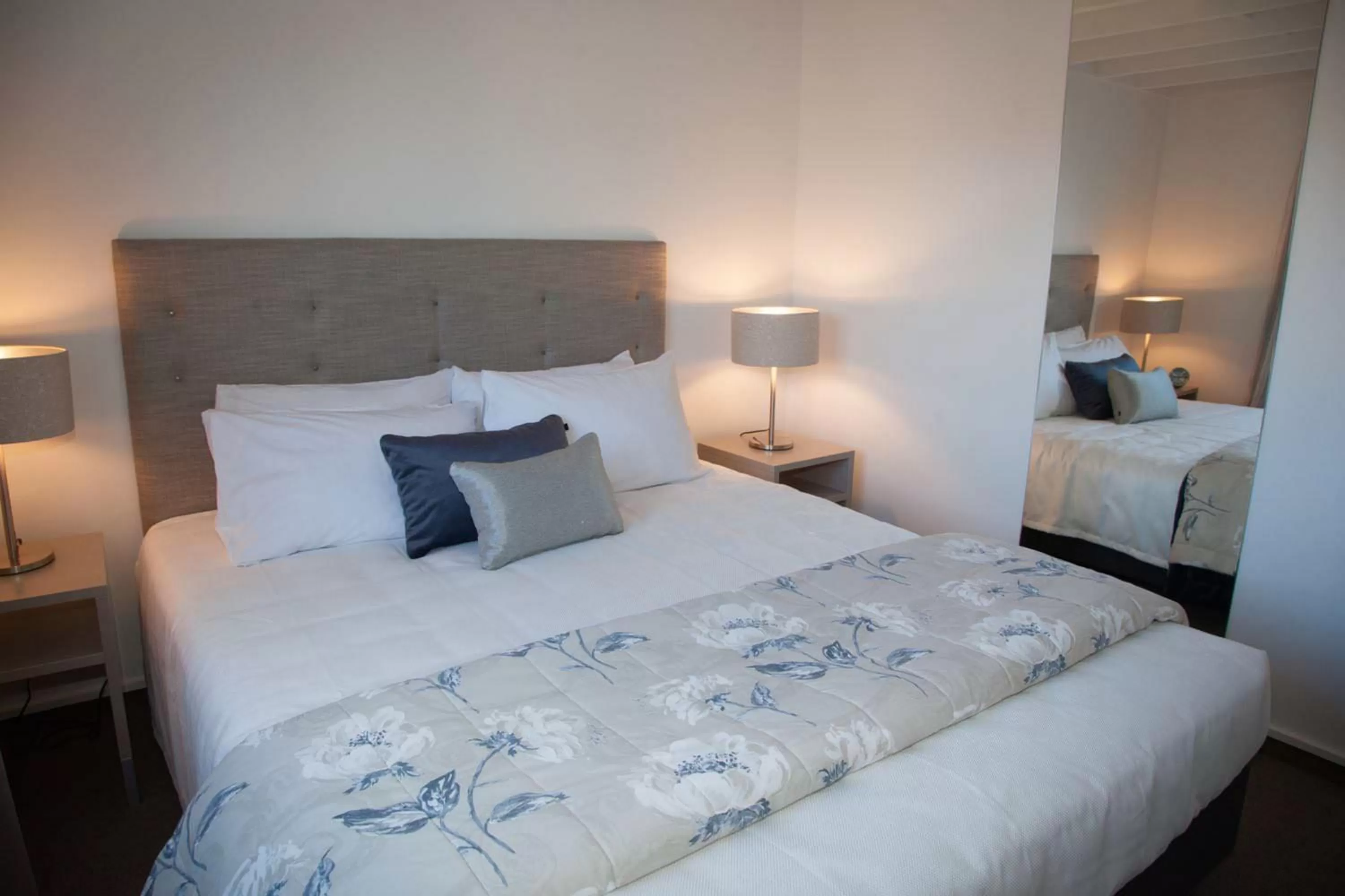 Photo of the whole room, Bed in Aria on Bank