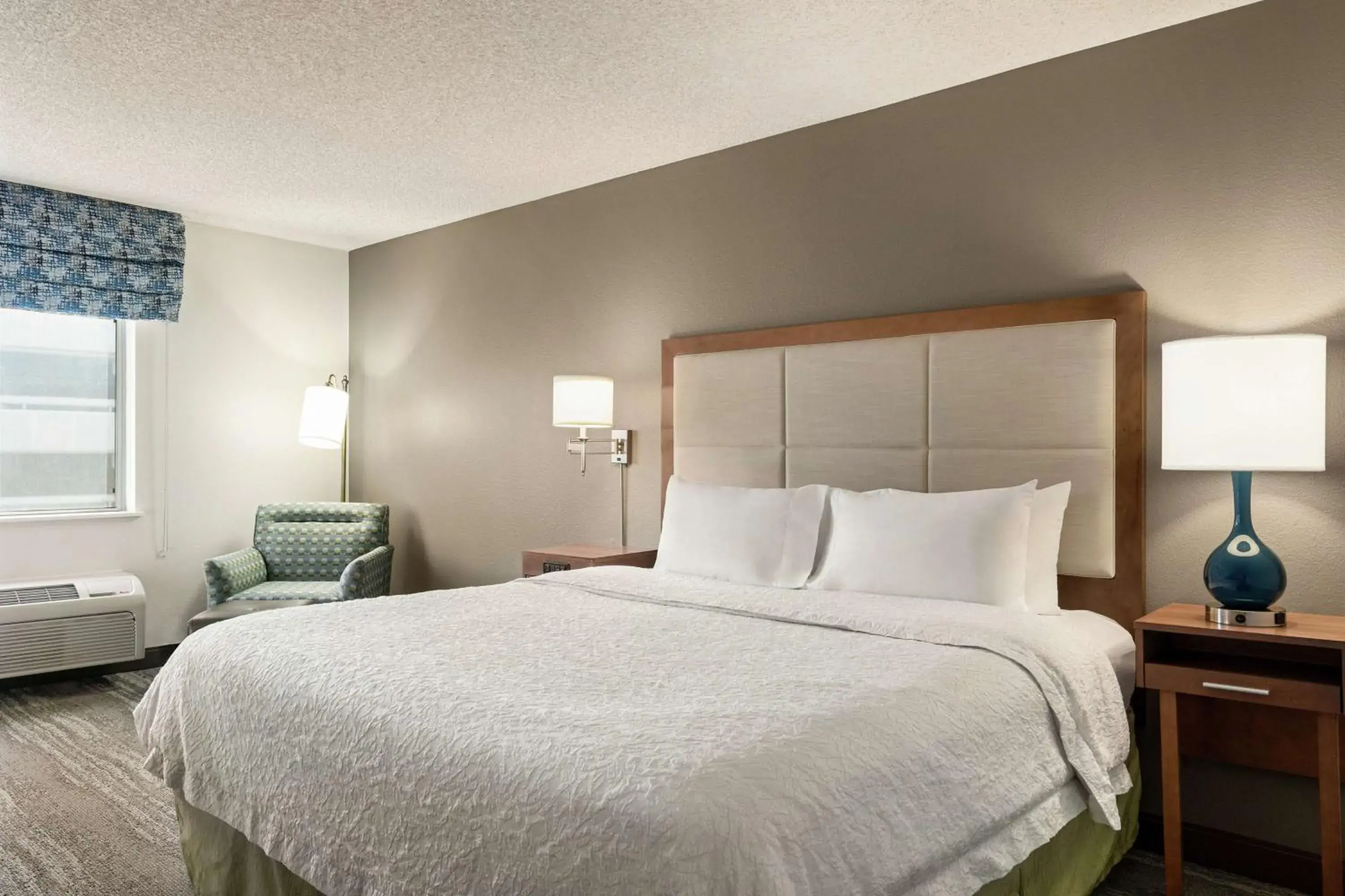 Living room, Bed in Hampton Inn By Hilton Phoenix-Midtown (Downtown Area)