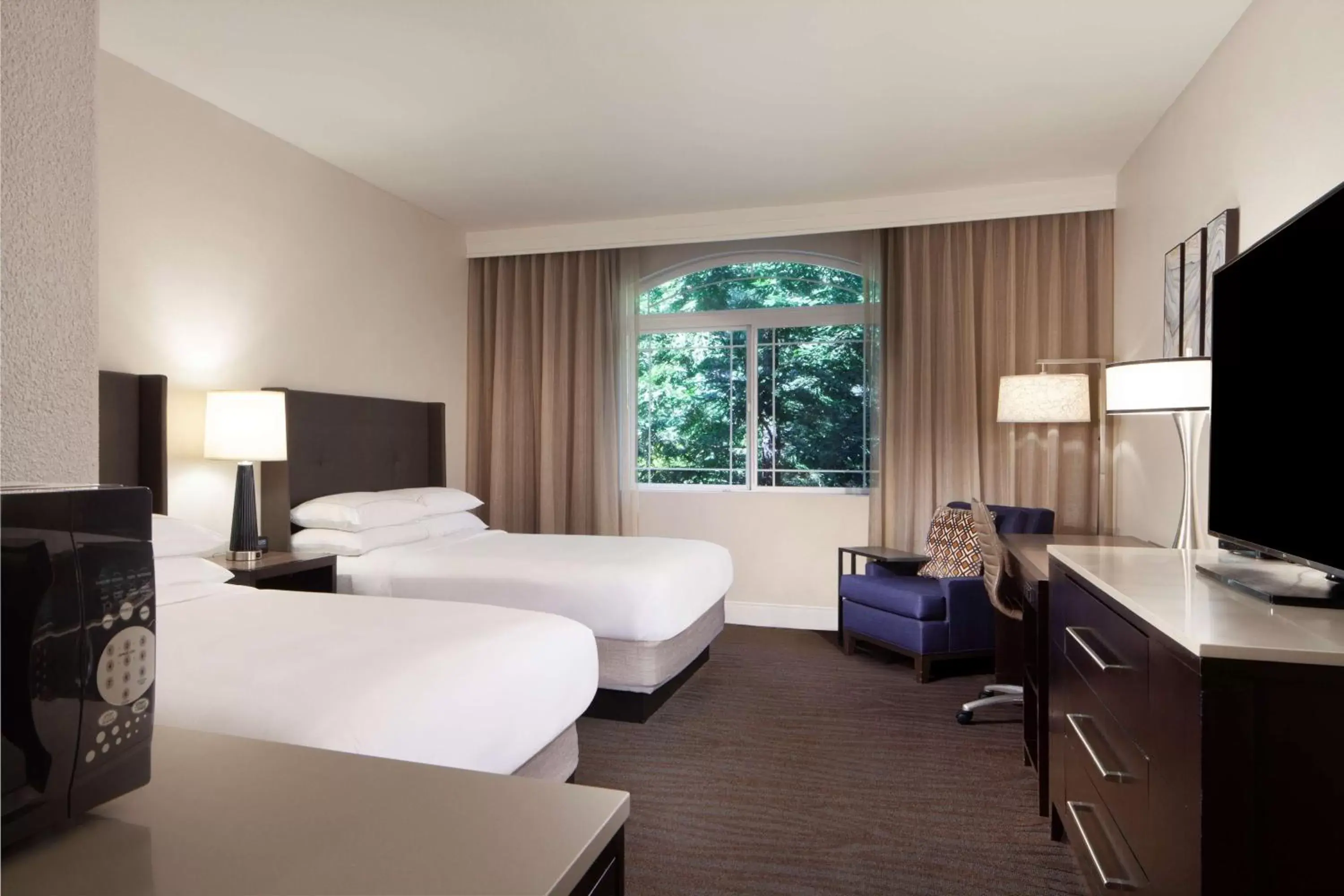 Bed, Seating Area in Hilton Santa Cruz Scotts Valley