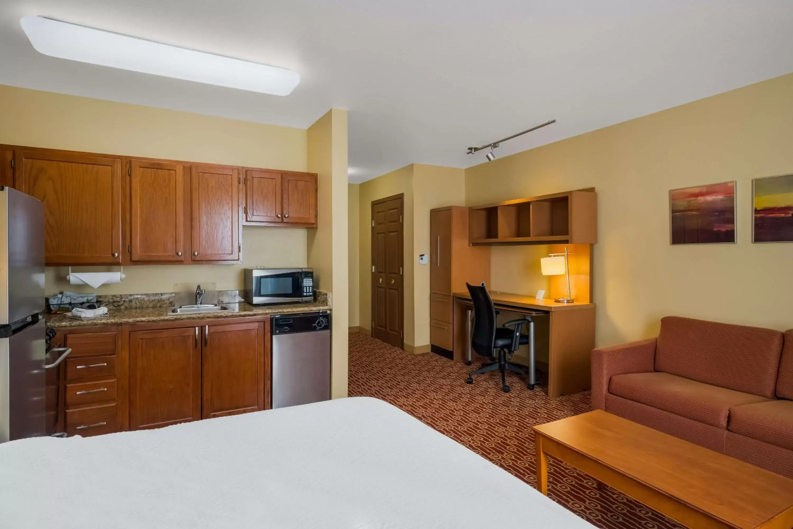 Photo of the whole room, Kitchen/Kitchenette in Sonesta Simply Suites Detroit Novi