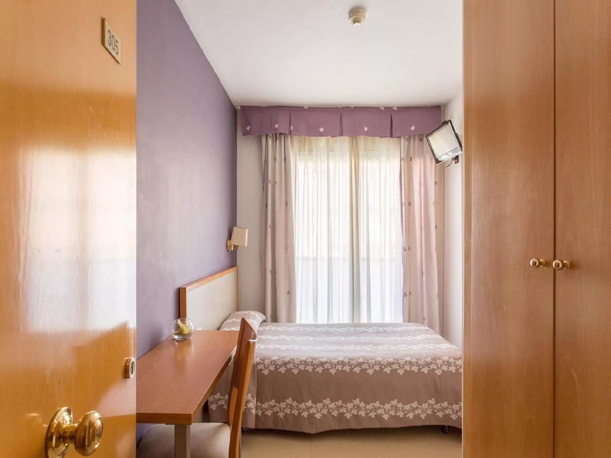 Photo of the whole room, Bed in Hotel Cosmos Tarragona