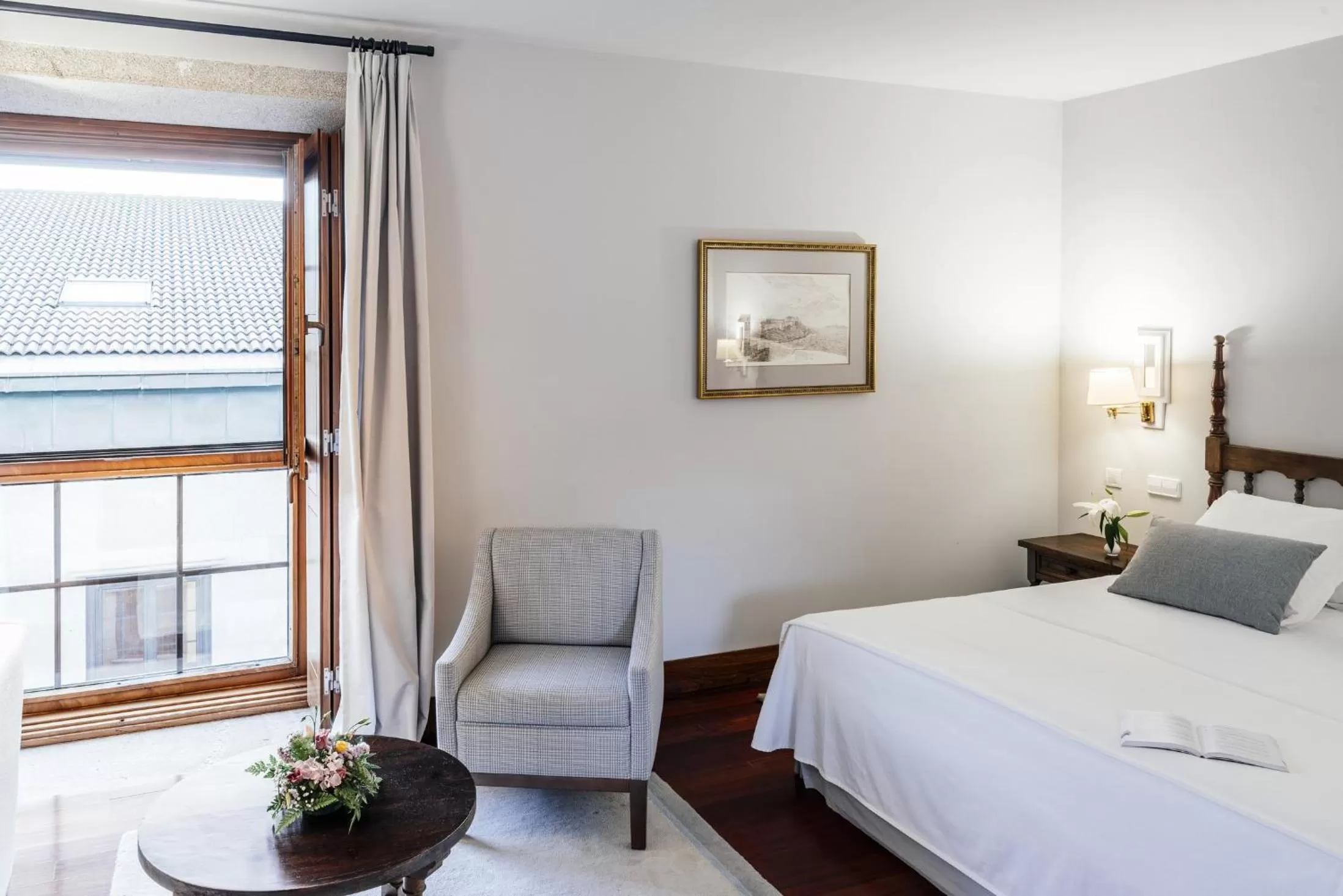 Photo of the whole room, Bed in Parador de Baiona