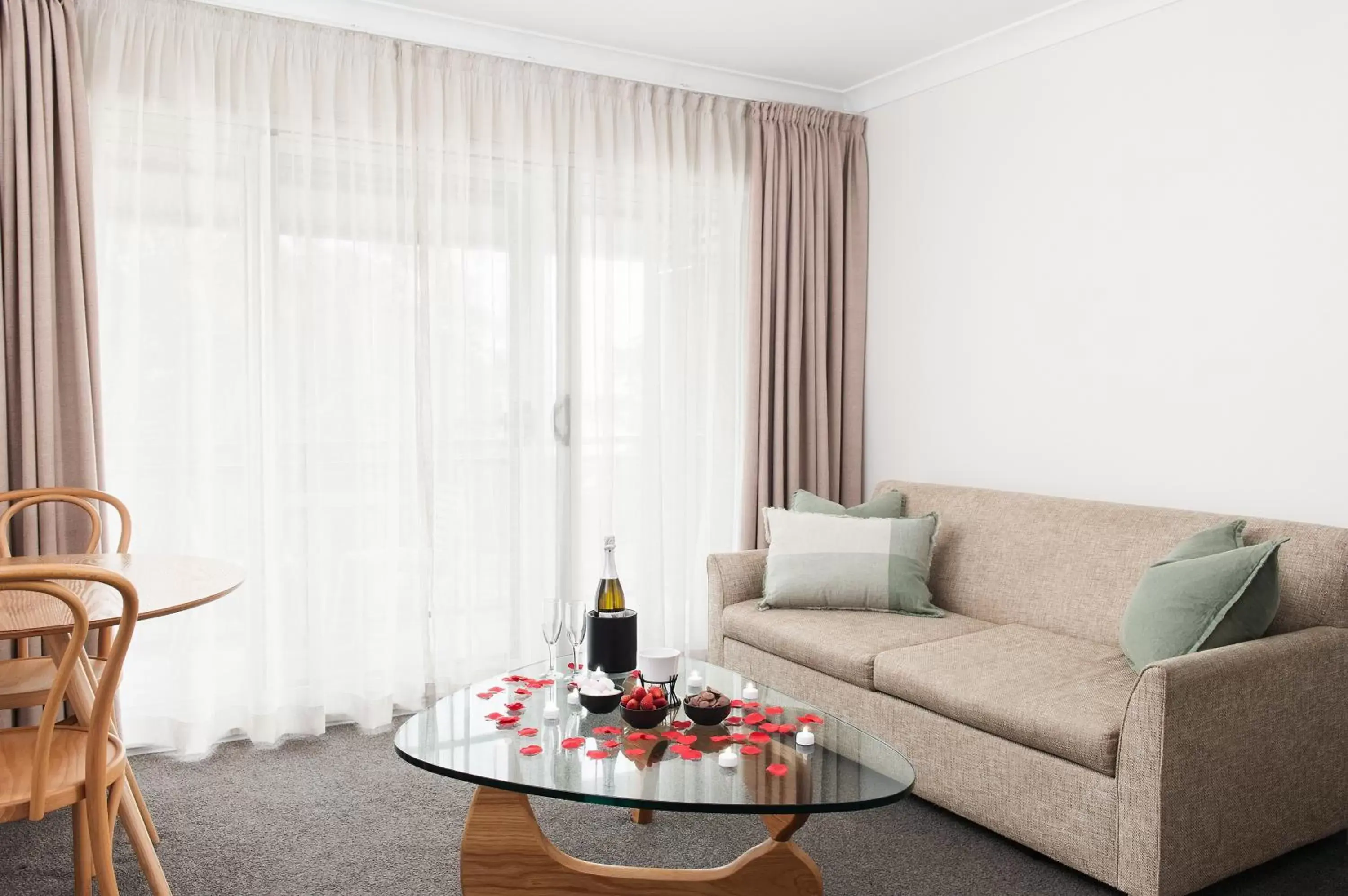 Bedroom, Seating Area in Hotel Nelson