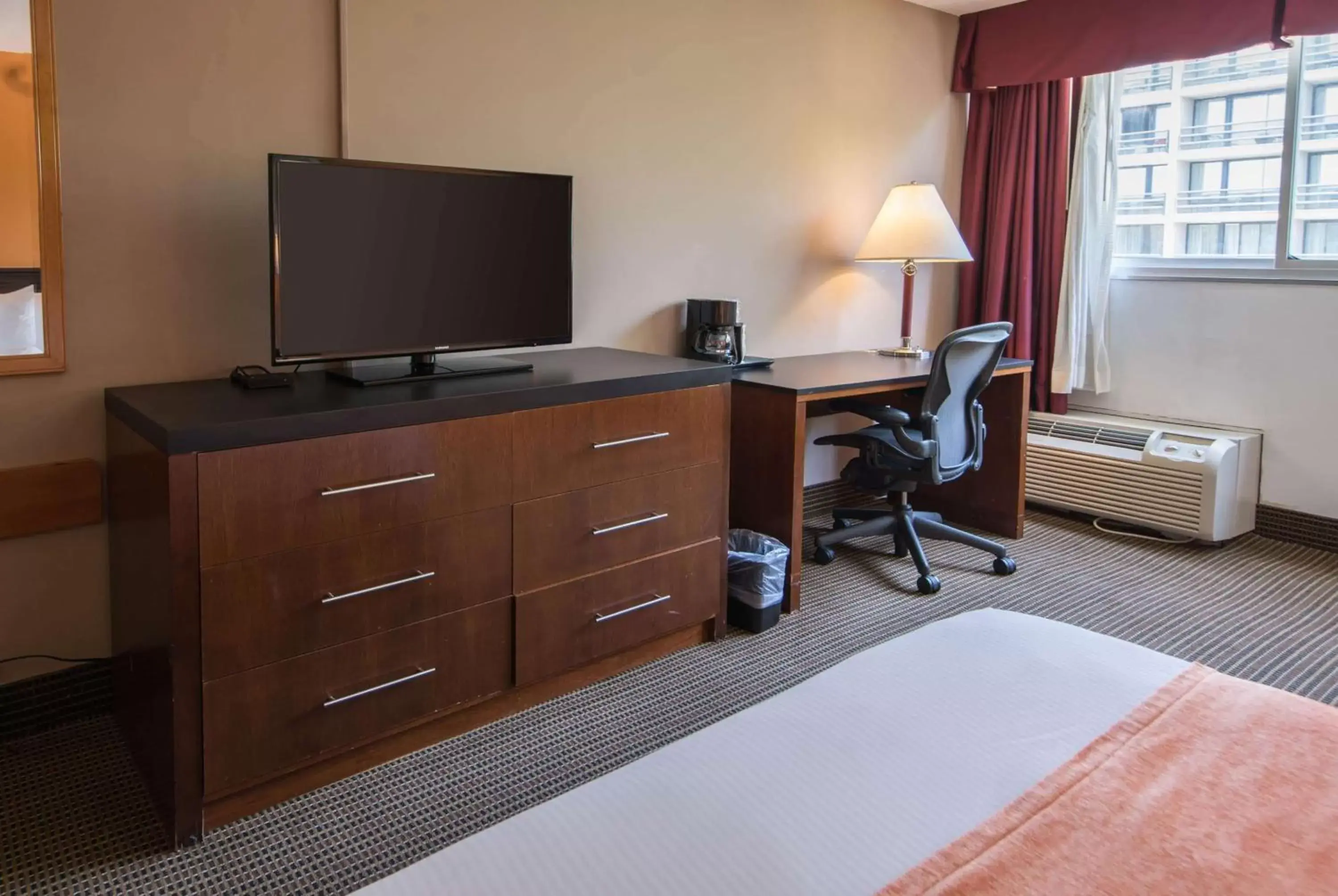 Photo of the whole room, Bed in Howard Johnson by Wyndham Fullerton/Anaheim Conference Cntr Photo of the whole room, Bed in Howard Johnson by Wyndham Fullerton/Anaheim Conference Cntr