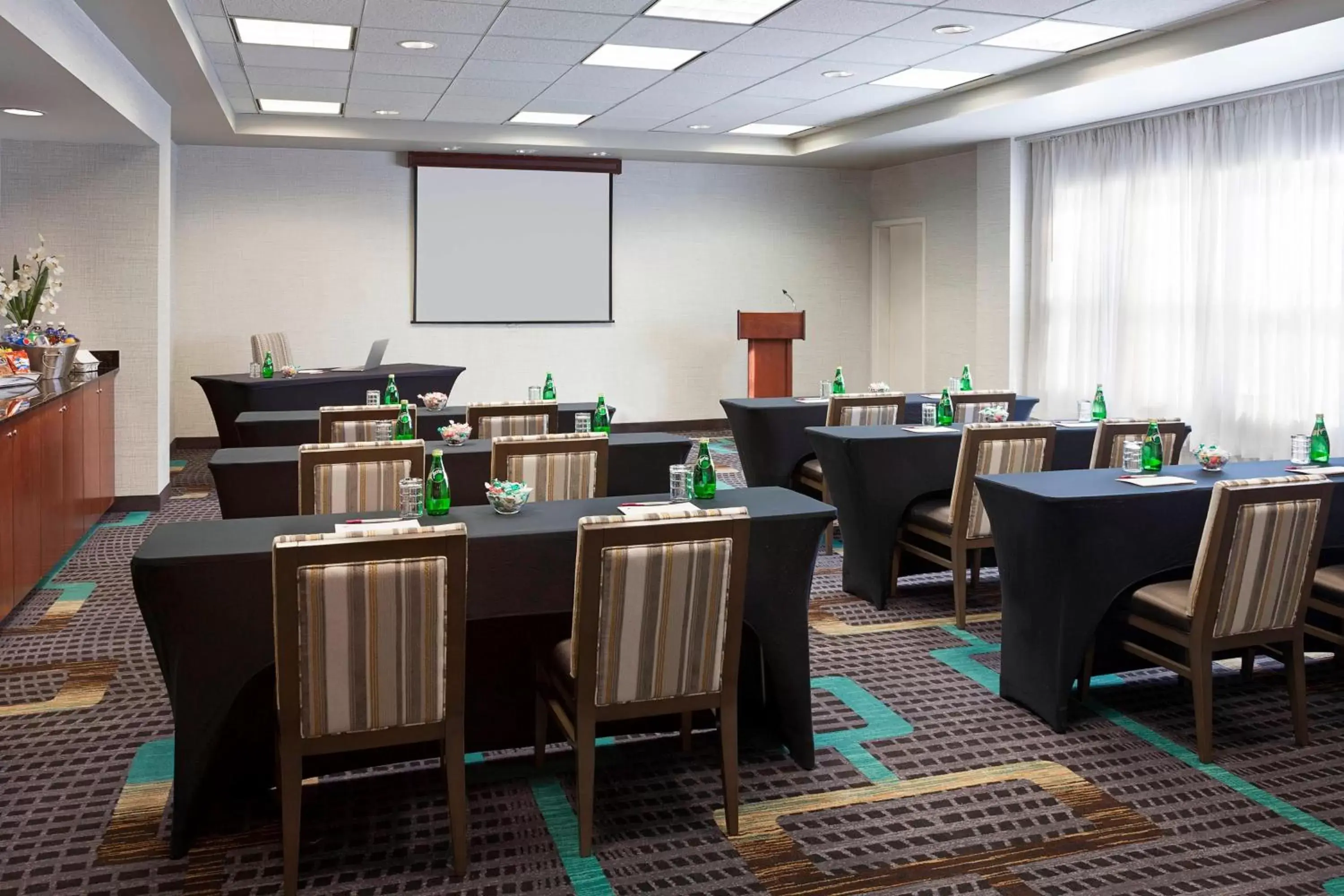 Meeting/conference room in Residence Inn by Marriott Toronto Airport
