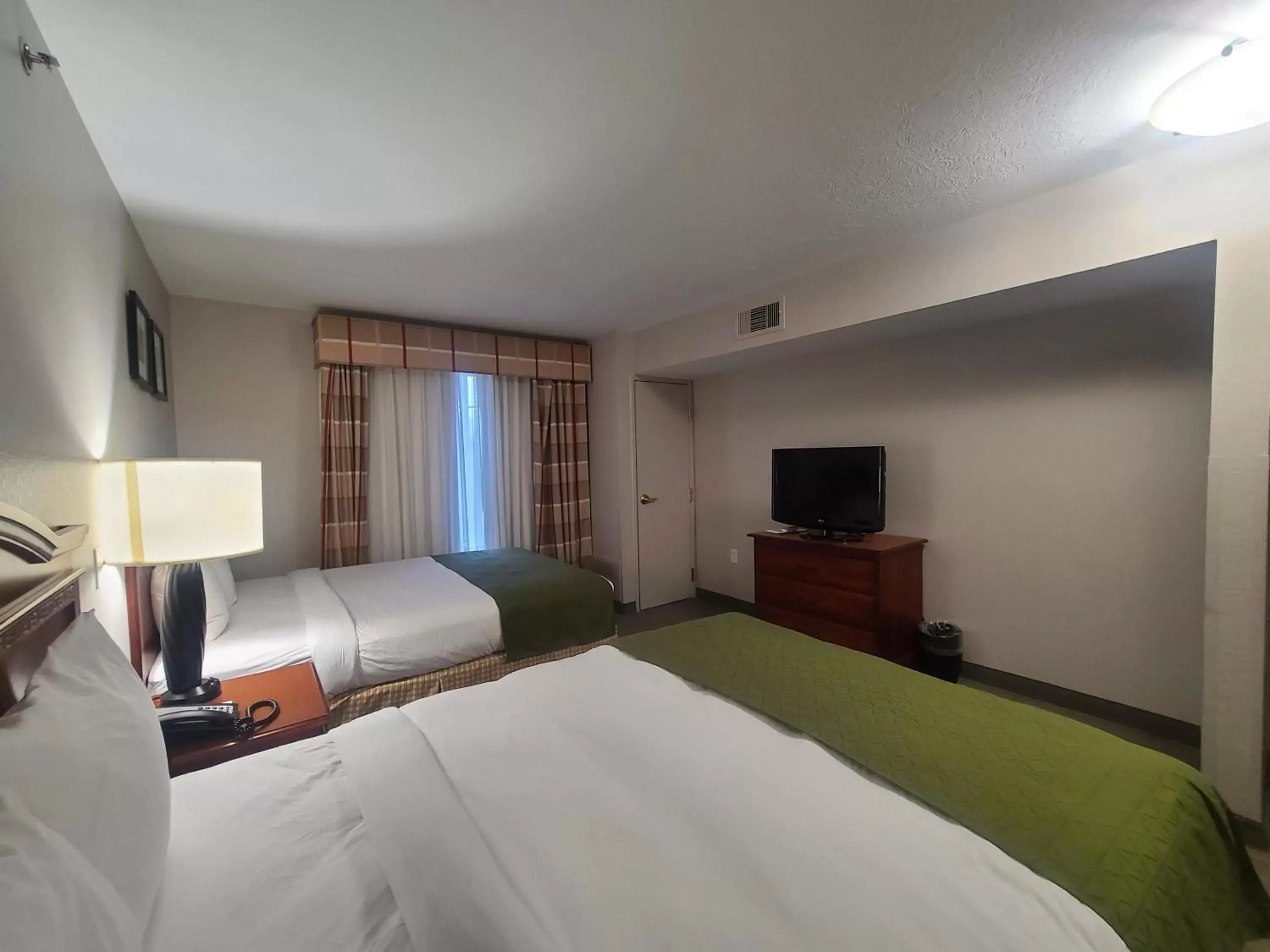 Bed in Country Inn & Suites by Radisson, Paducah, KY