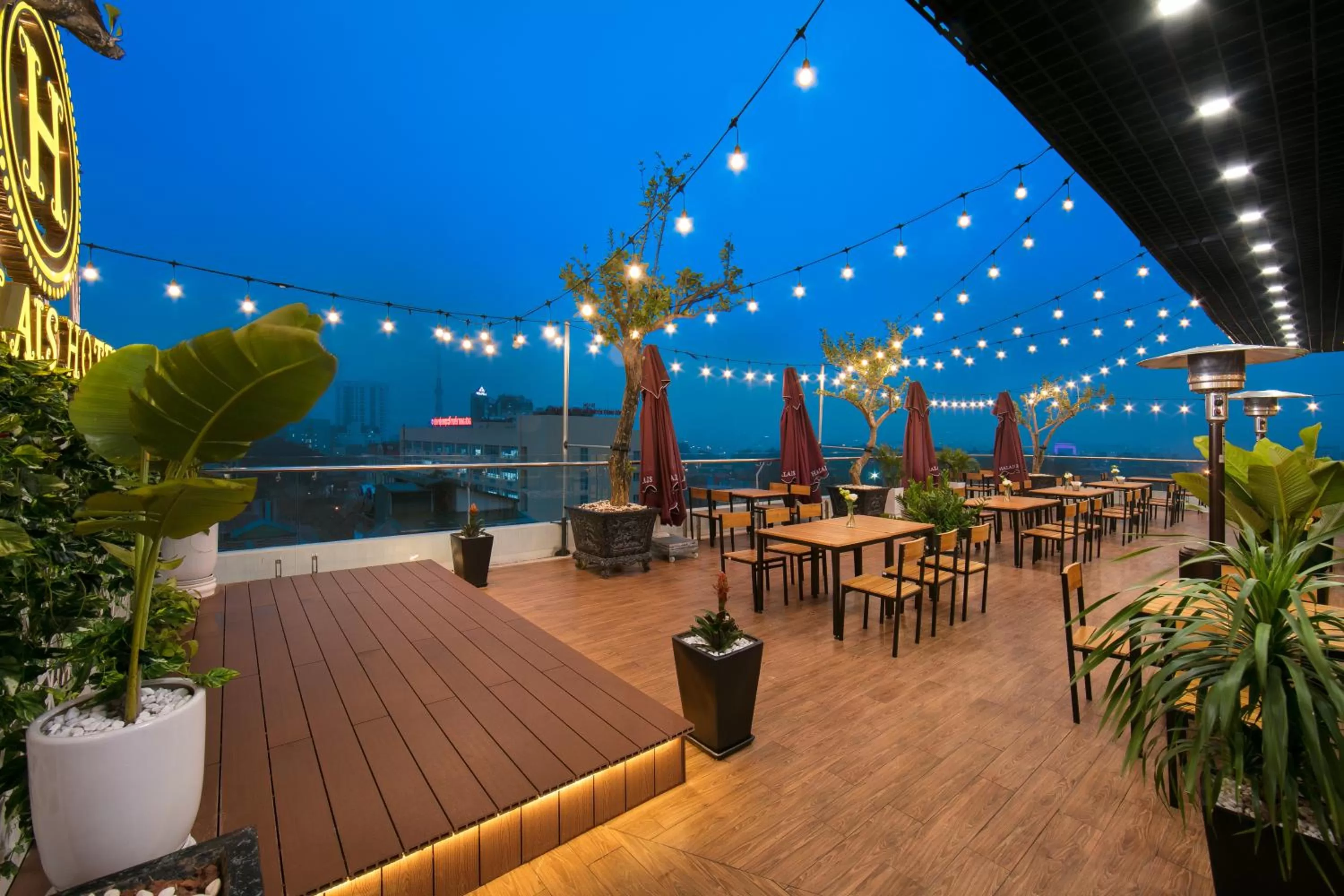 Lounge or bar in Halais Hotel