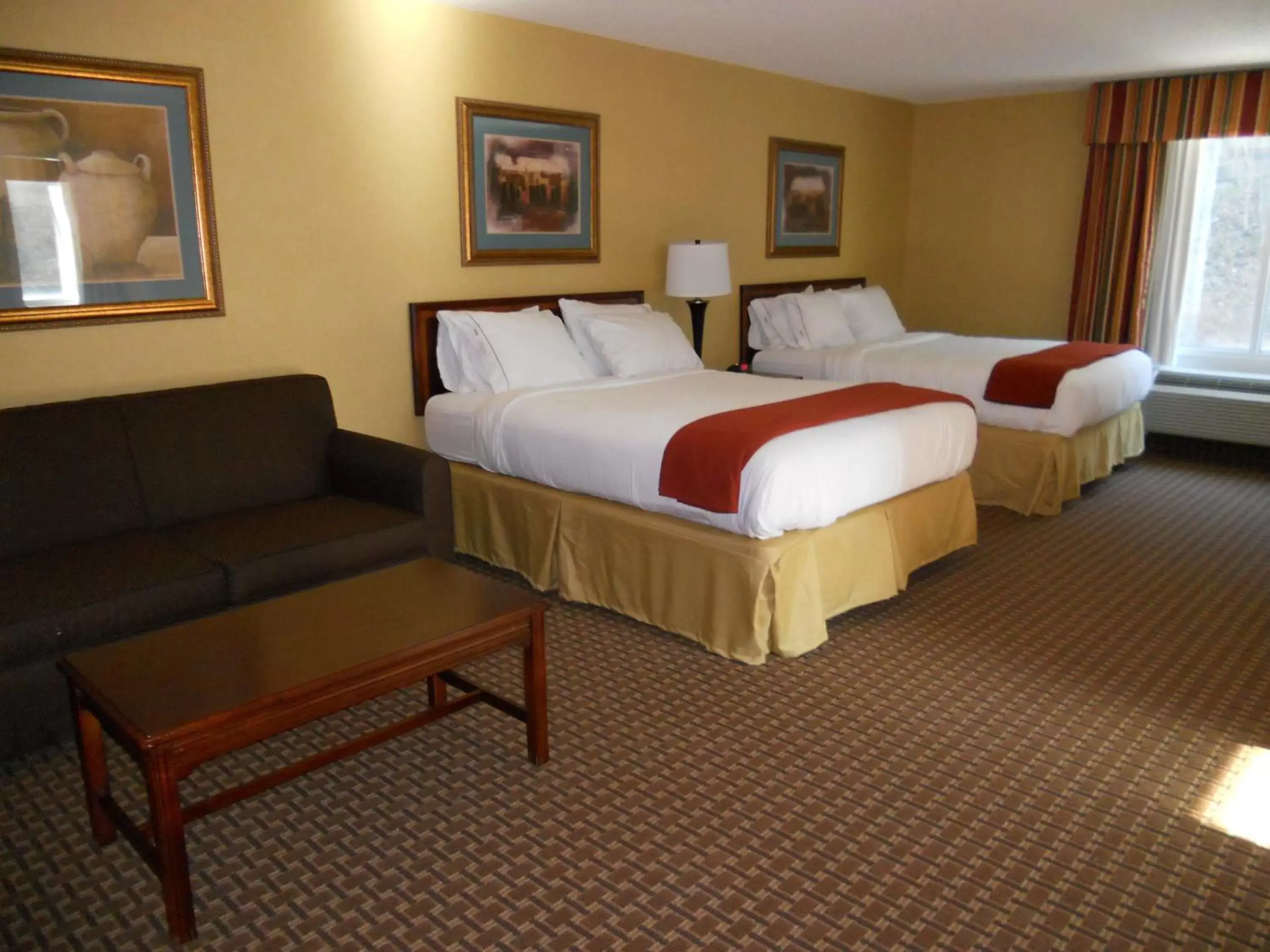 Photo of the whole room, Bed in Holiday Inn Express and Suites Hazard, an IHG Hotel