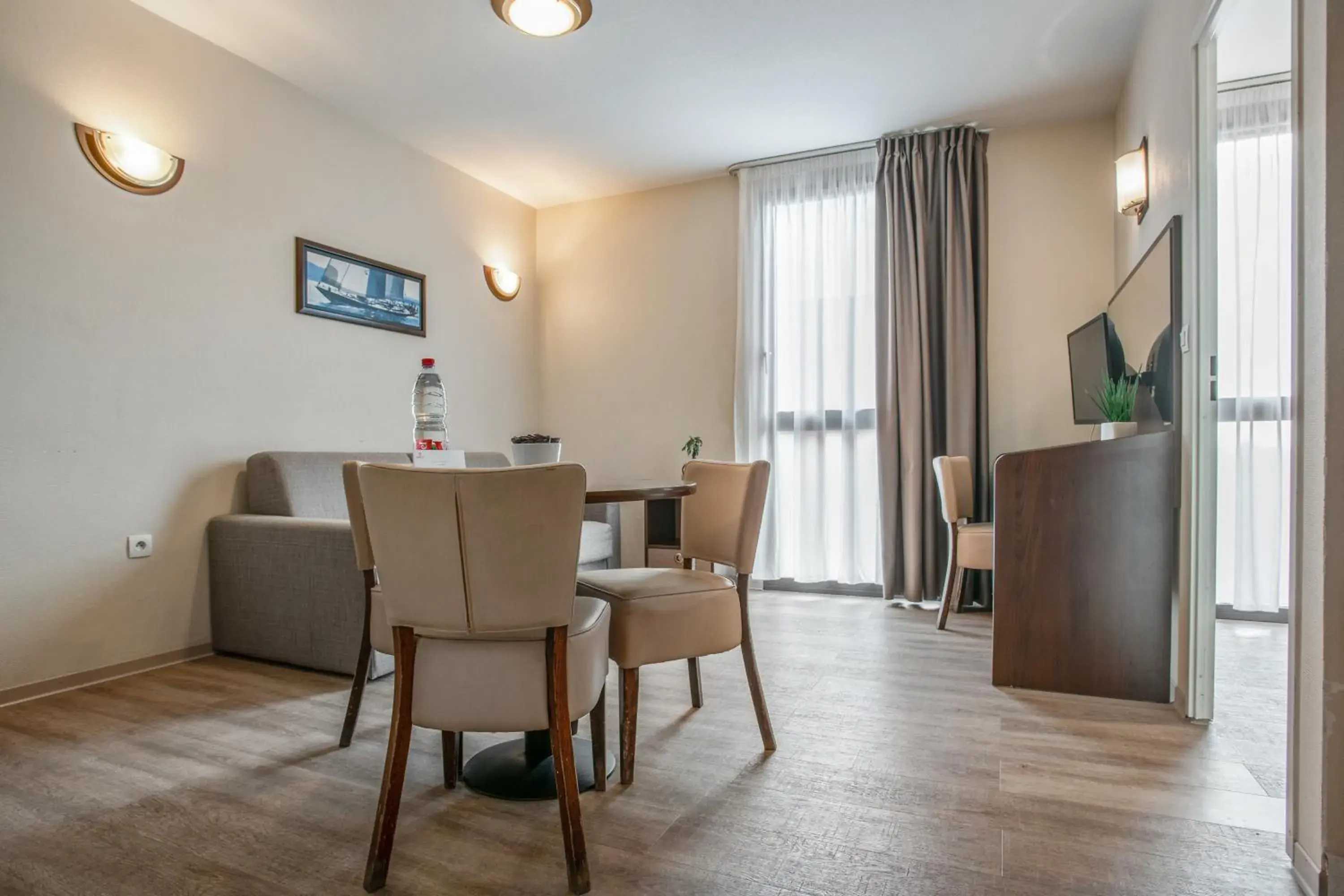 Living room, Dining Area in Appart'City Nimes