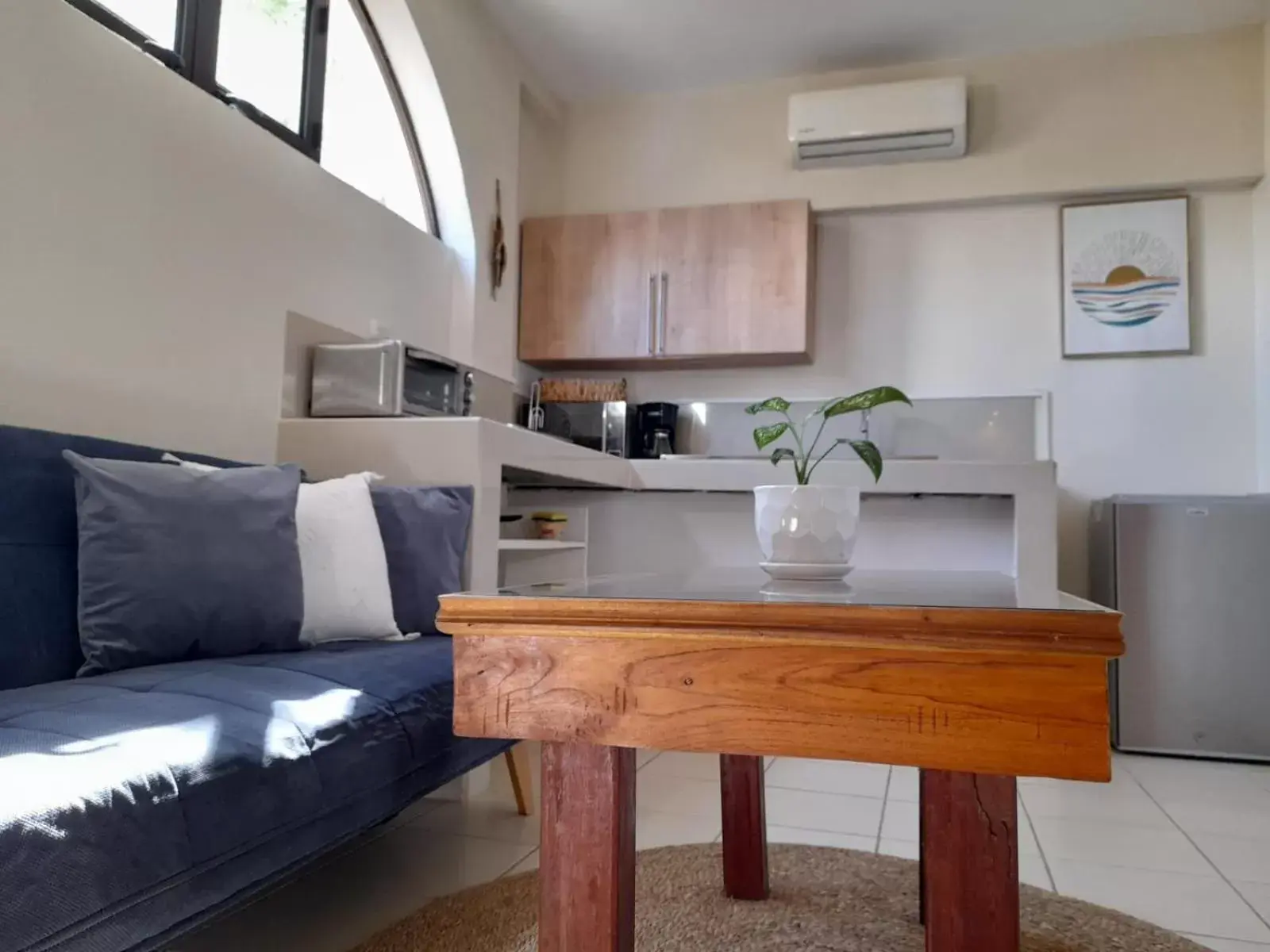 Living room, Kitchen/Kitchenette in Zulu Surf Hotel Tamarindo