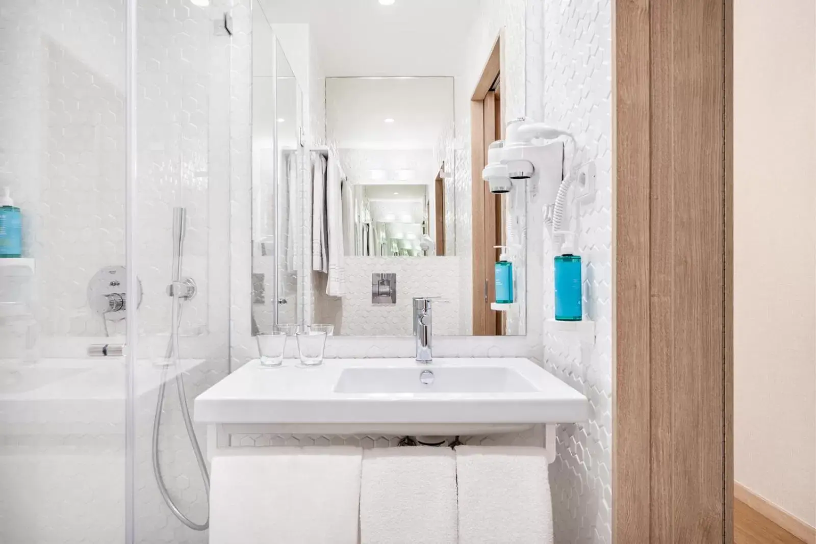Shower, Bathroom in Moov Hotel Lisboa Oriente