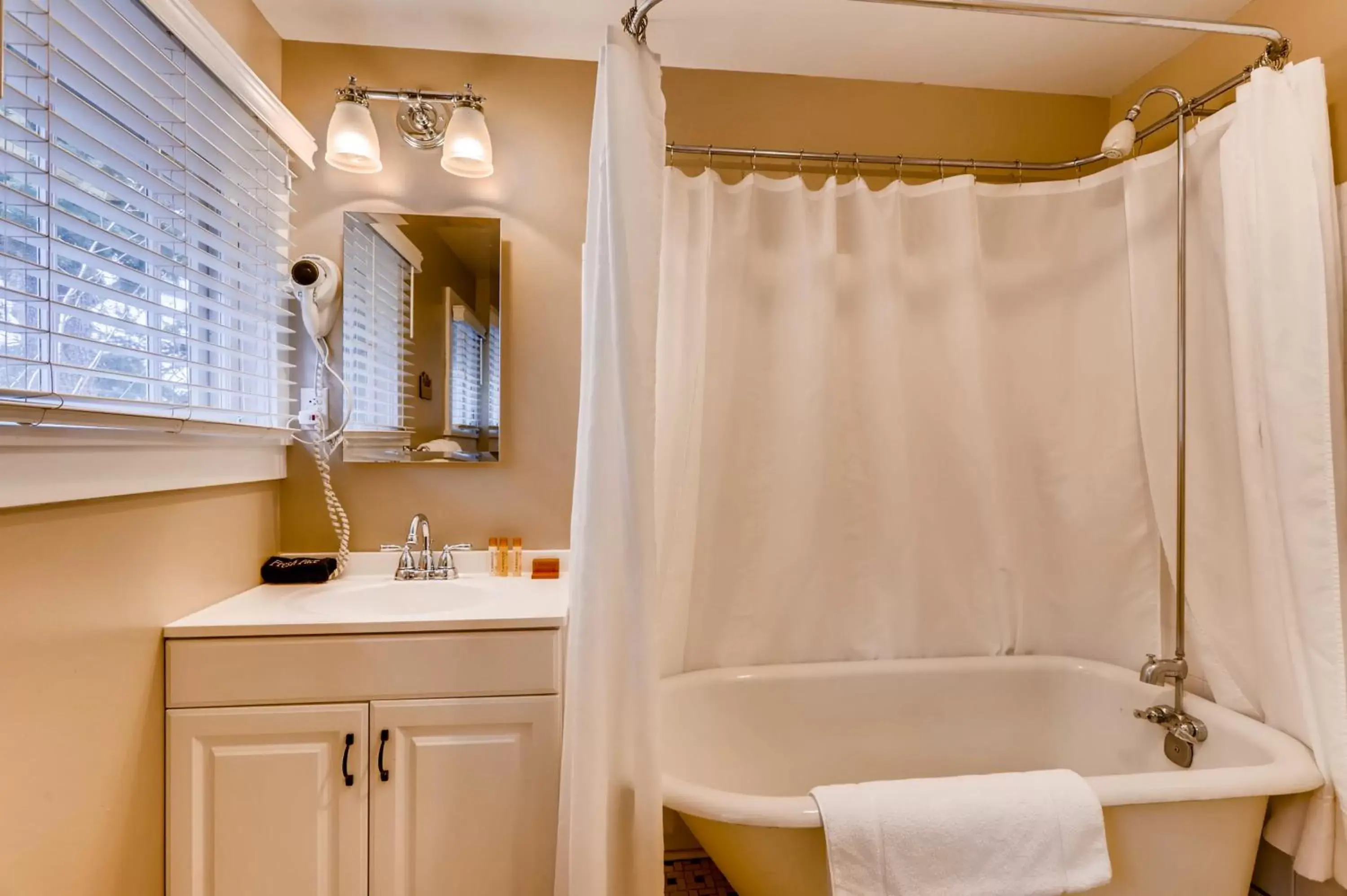 Bathroom in Colorado Chautauqua Cottages