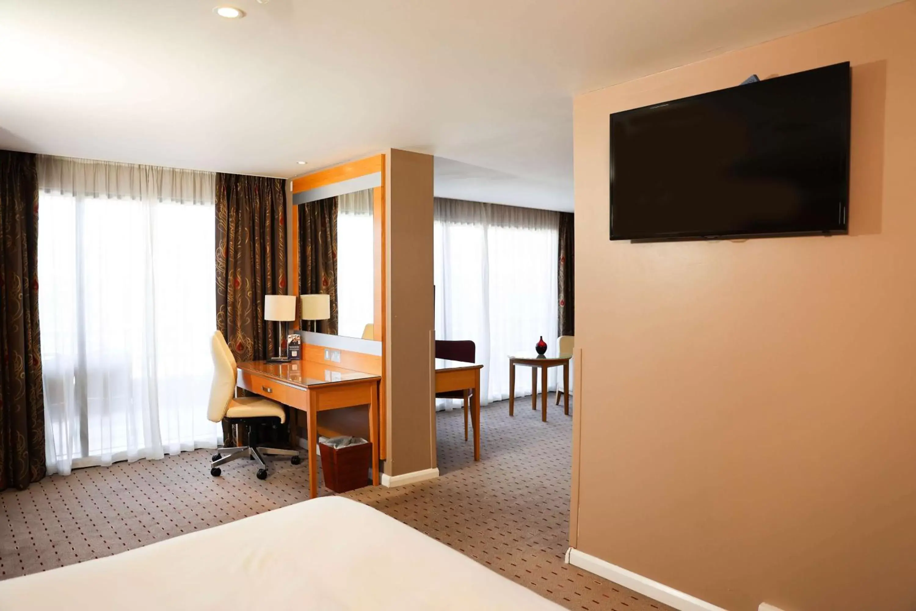 Bedroom, TV/Entertainment Center in DoubleTree By Hilton Milton Keynes